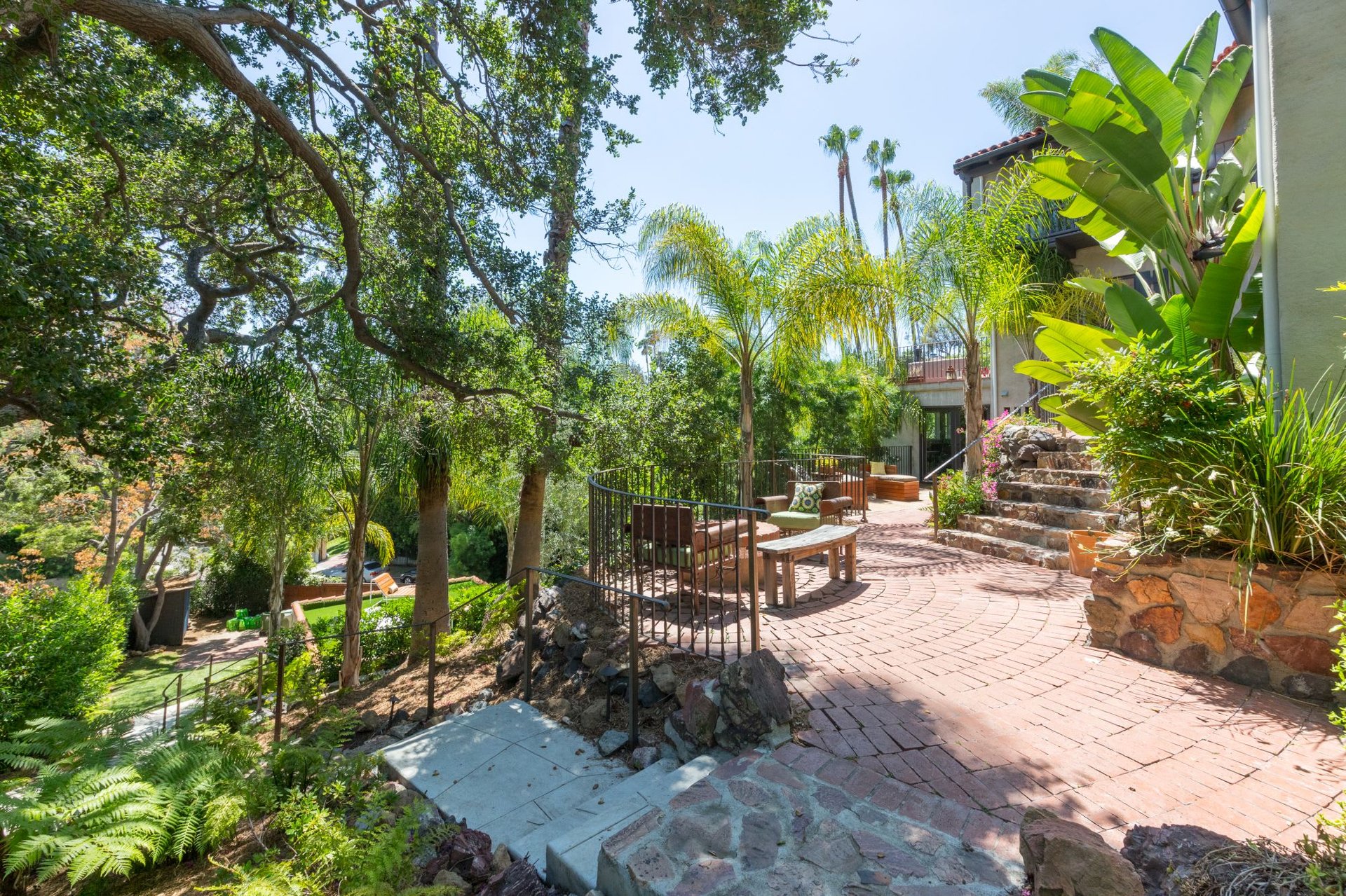 2150 Hollyridge Dr