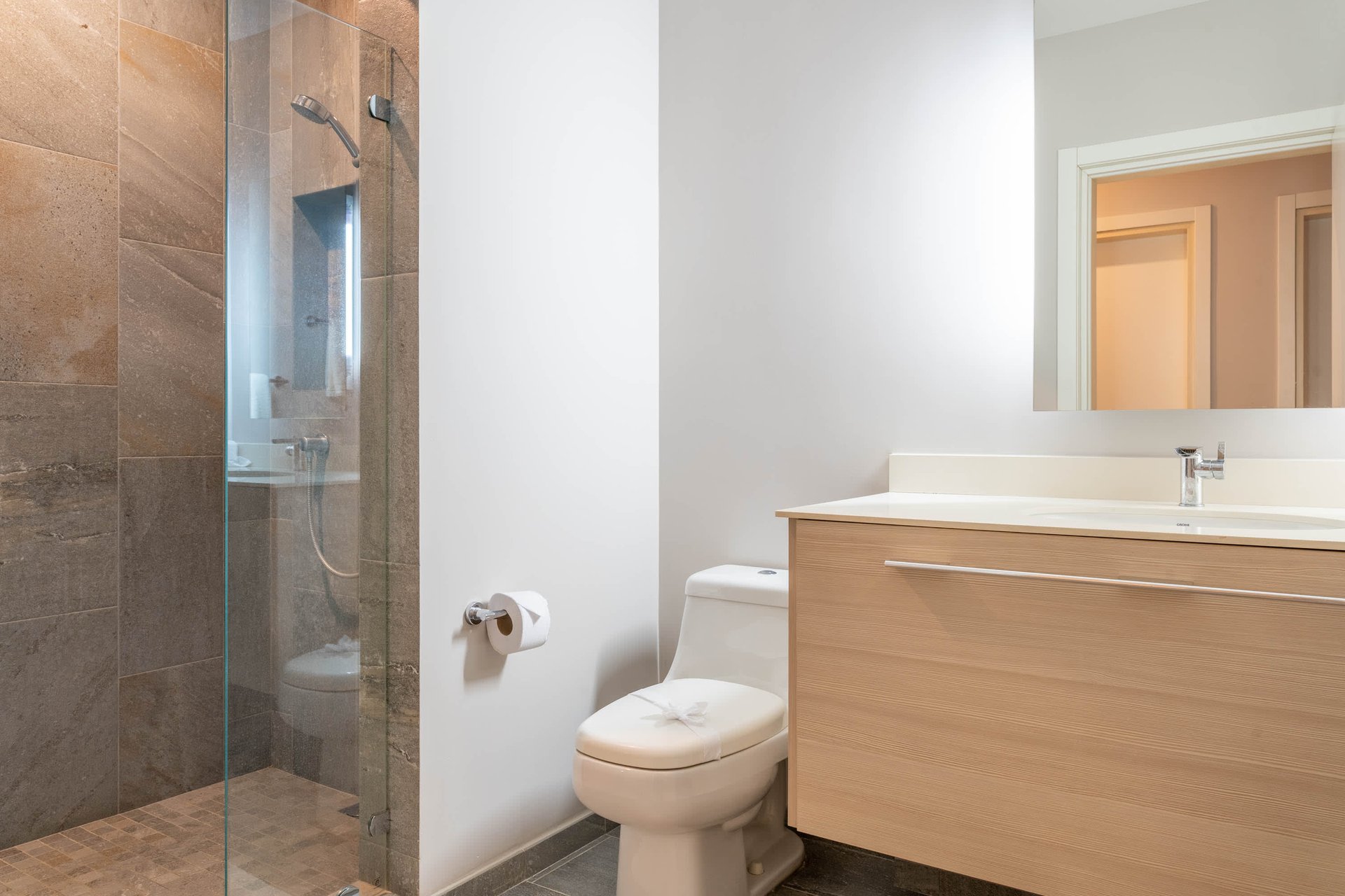 Penthouse at Elan, Beachfront, Quiet Corner Unit, Resort Style Pools!