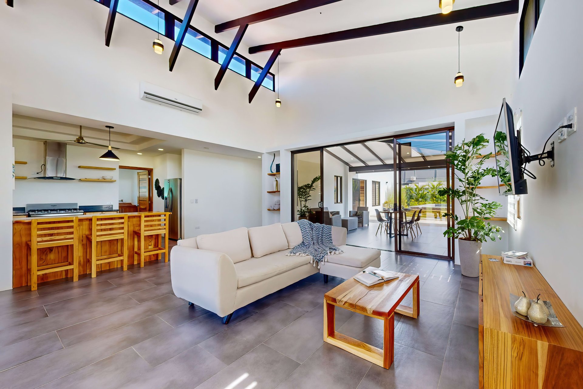 Modern Construction 3 Beds, 2,5 Baths Home.  Best Deal in Uvita! 