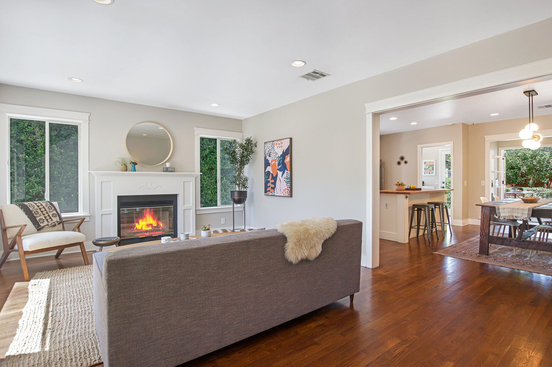 BEAUTIFUL & BRIGHT circa-1920's Craftsman "Cal-Bungalow" Home in Larchmont Village.
