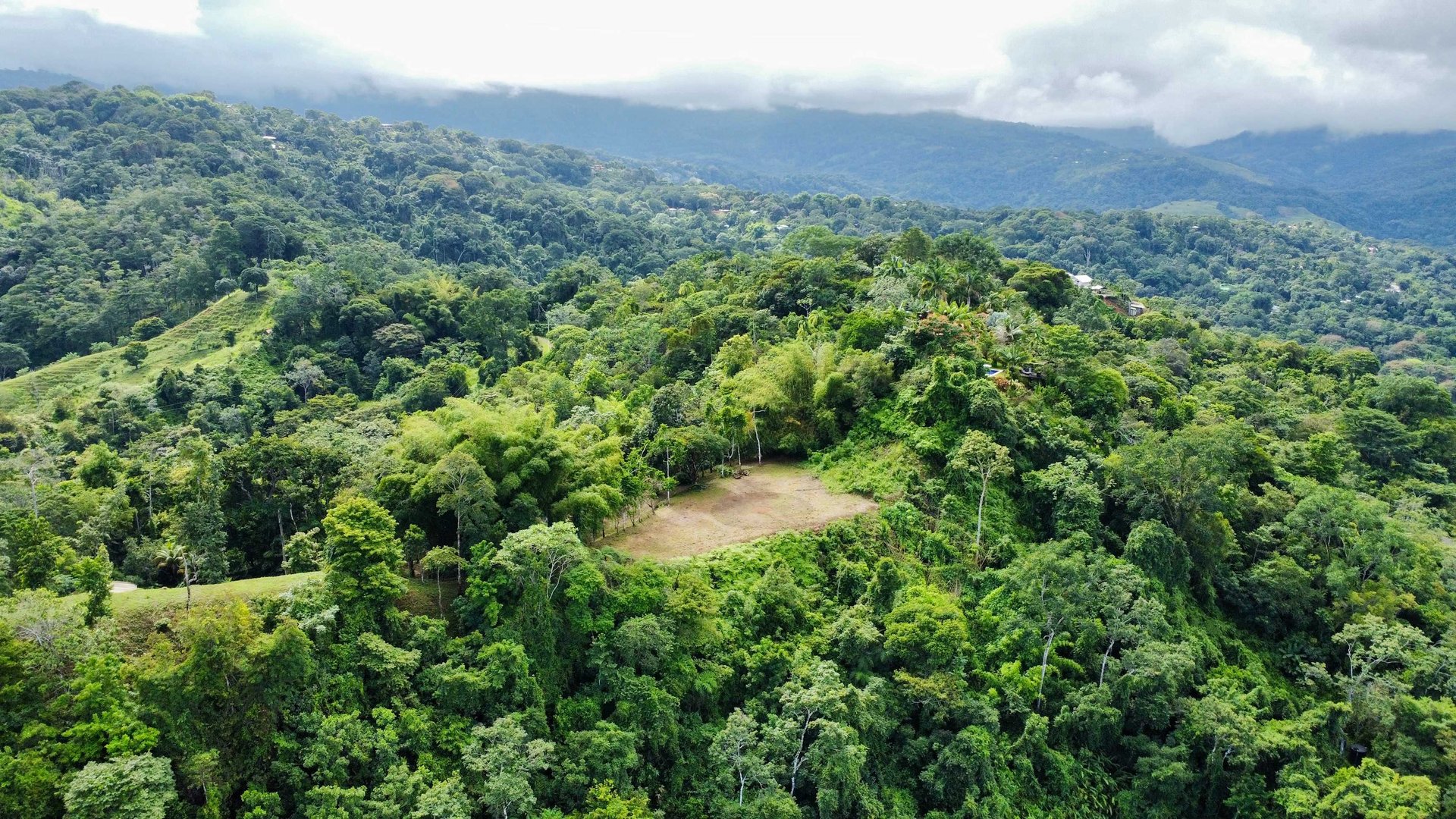 Breathtaking Mountain, River, and Ocean Views in Ideal Climate – 20 Minutes from the Beach