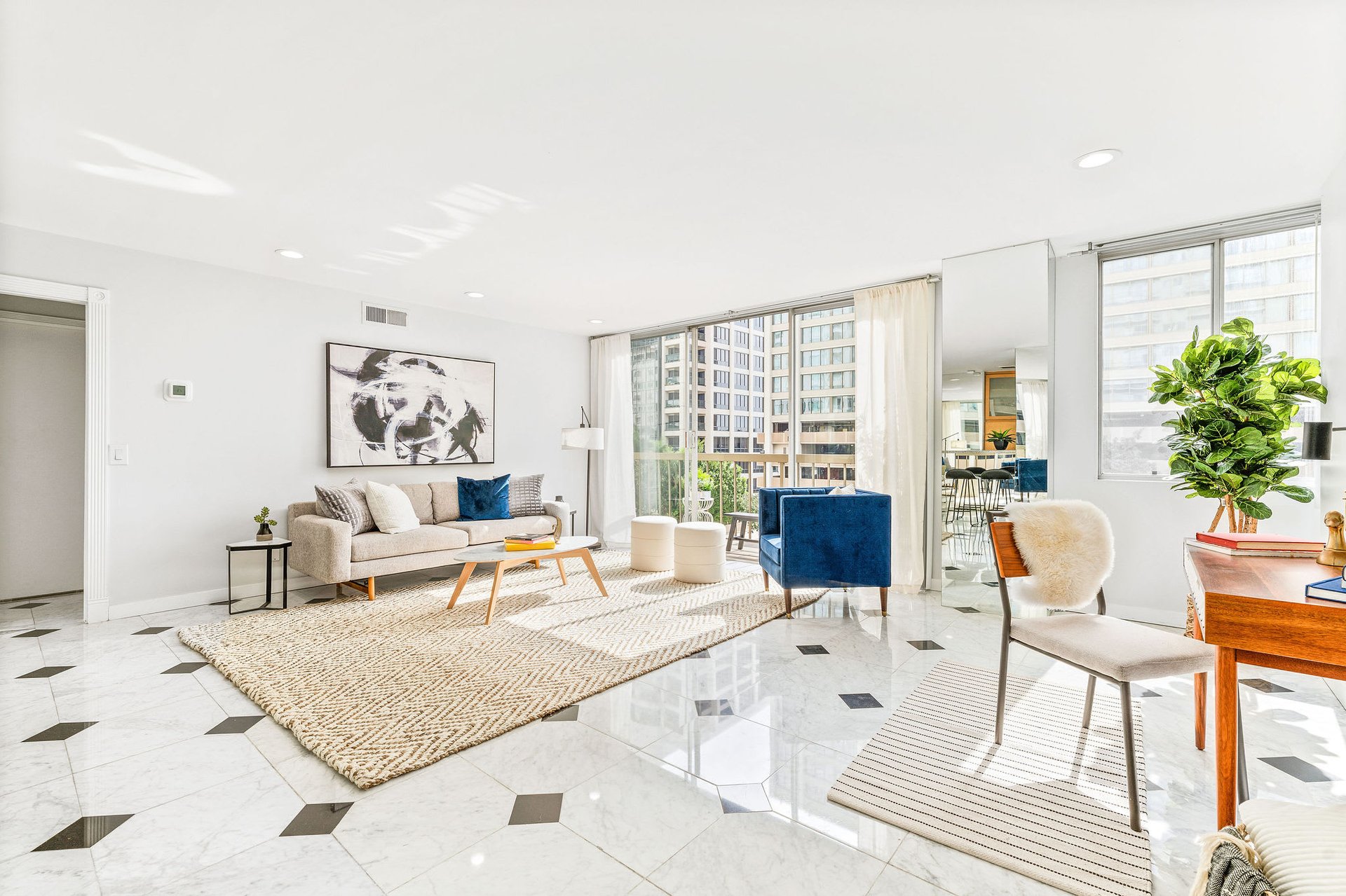 Wilshire Selby East #602, Wilshire Corridor
