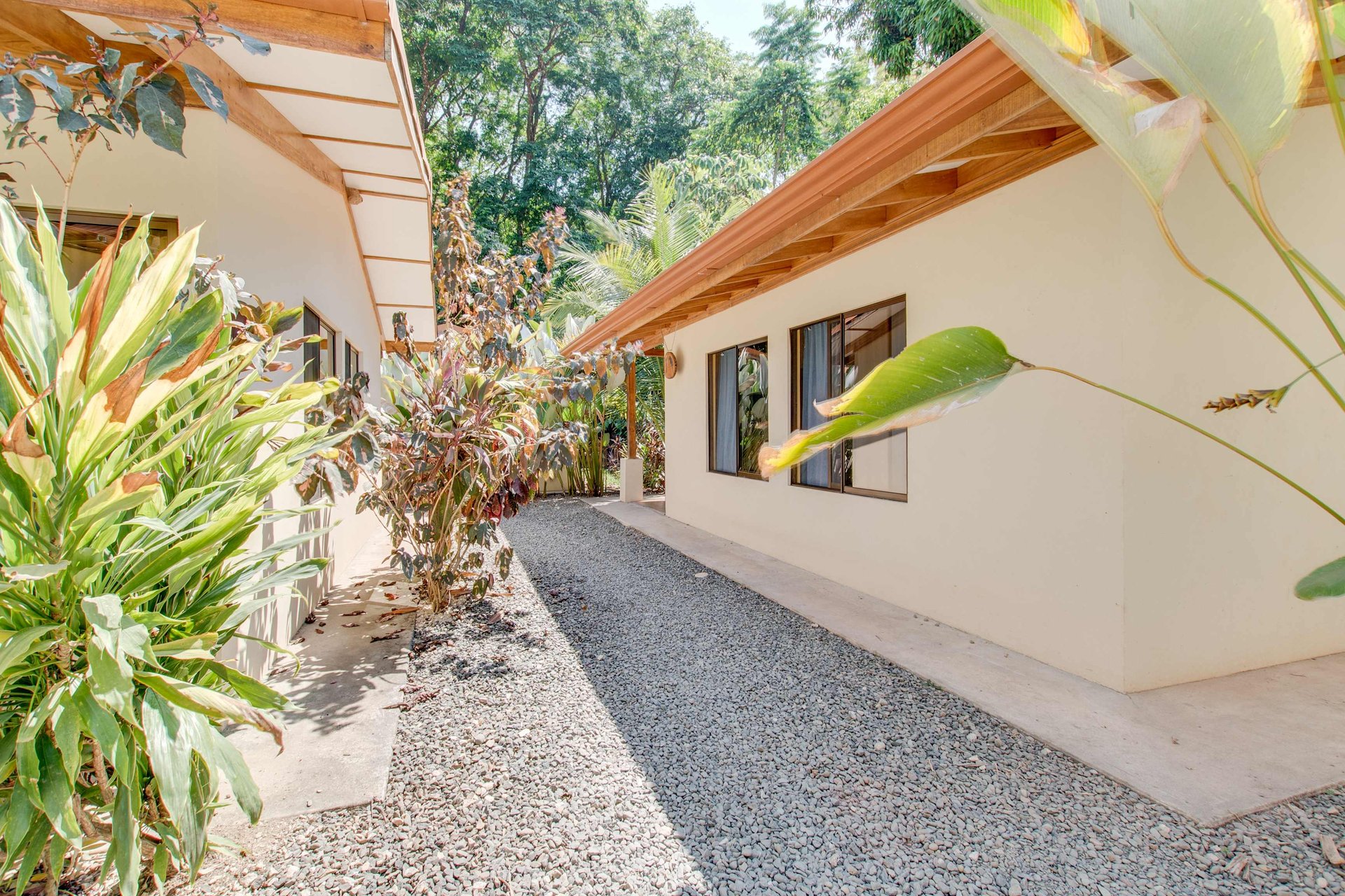 A highly-rated and high-occupancy resort with a hotel, cabins, on-site restaurant and a pool an easy 5-minute walk from PLAYA UVITA and Marino Ballena National Park!