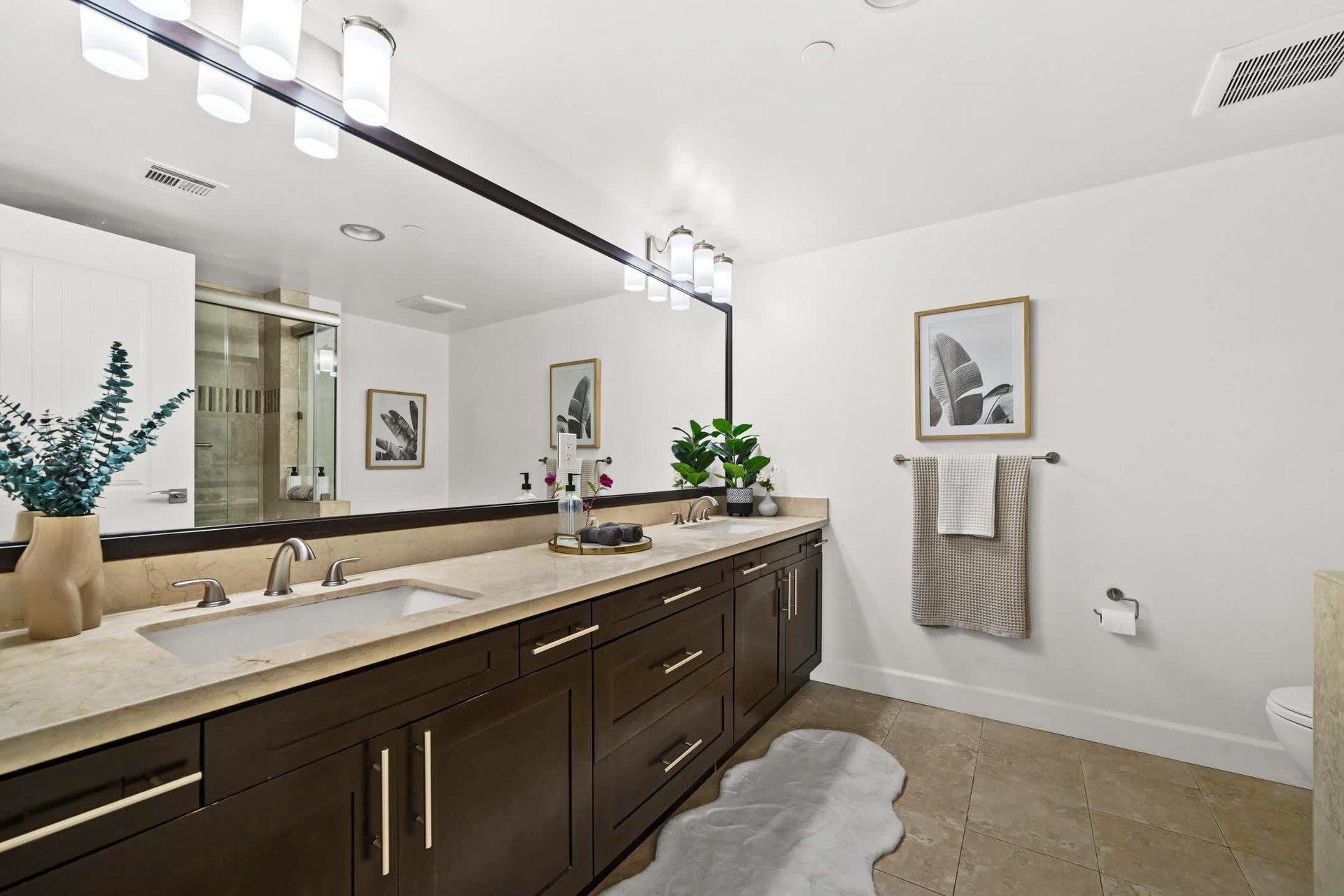 Stylish Turnkey Unit in Prime Miracle Mile
