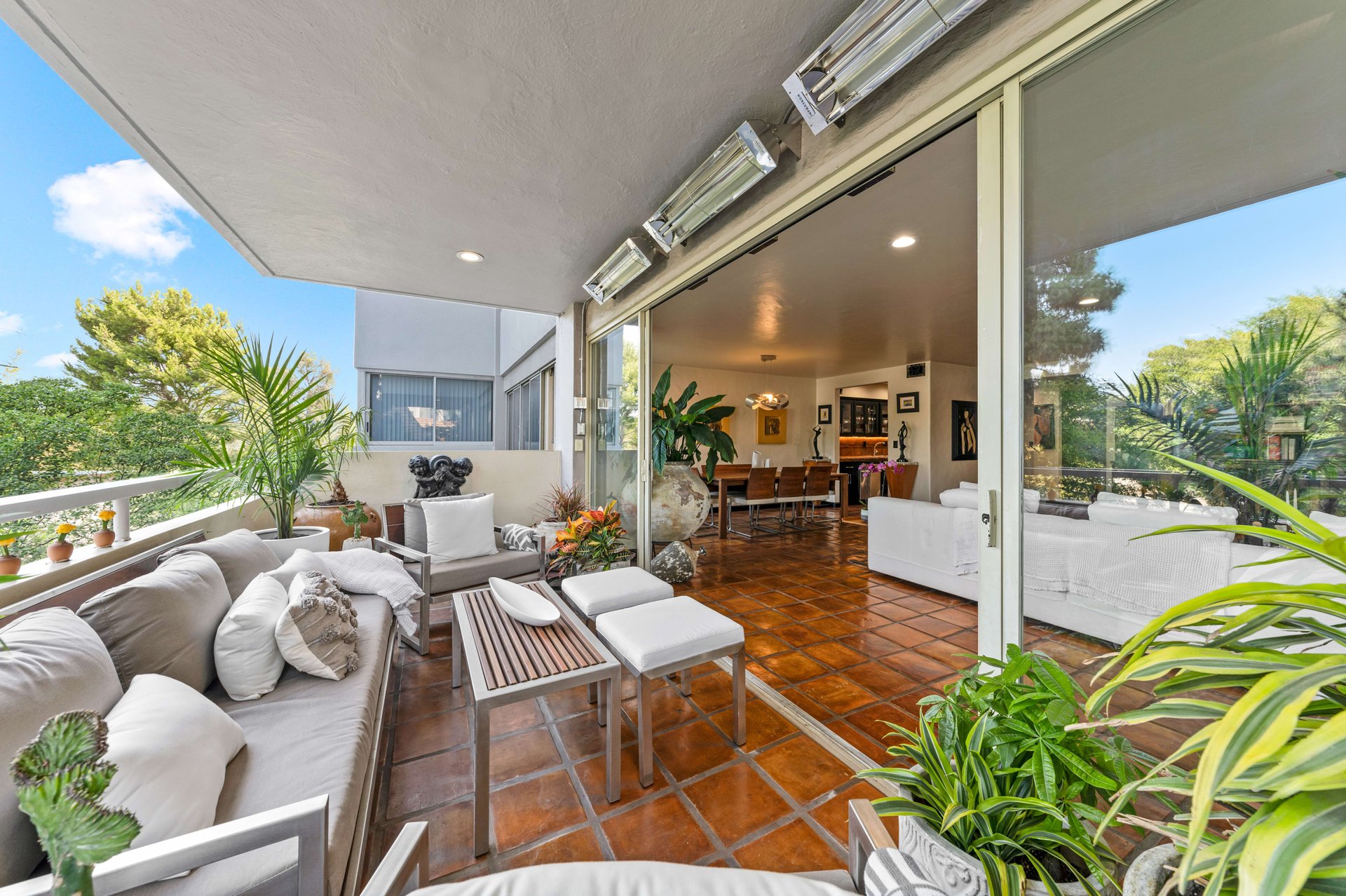 The Comstock #4E, Wilshire Corridor