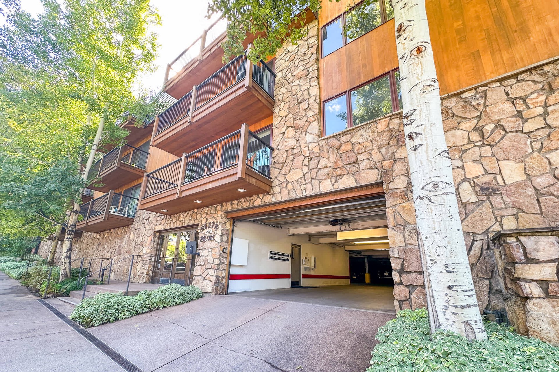  Gorgeous  One-of-a-Kind Top-Floor South Point Condo 