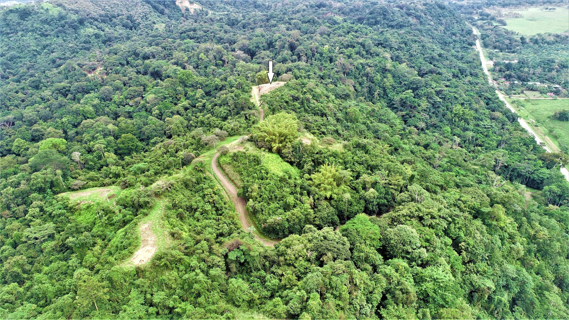 9 acres property with 360 panoramic views and 80m highway frontage