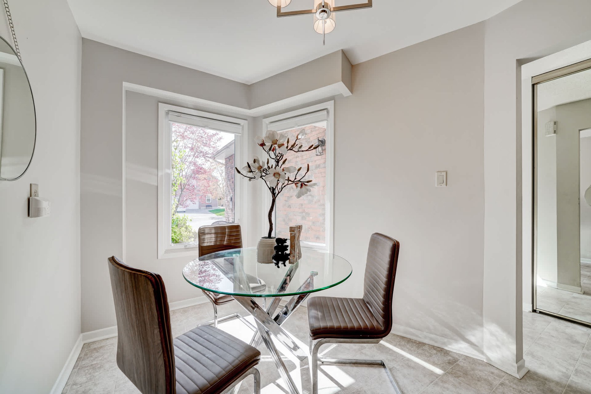 1087 Runnymead Cres