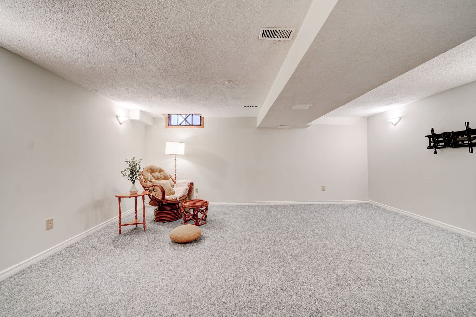 1087 Runnymead Cres