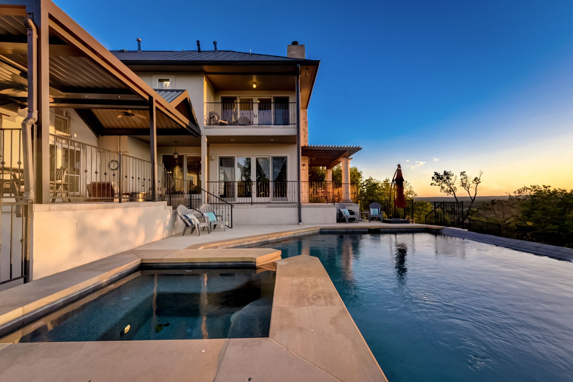 Hill Country Paradise: Luxurious 4/3 Home with Heated Pool/Spa and Spectacular Sunset Views in River Place!