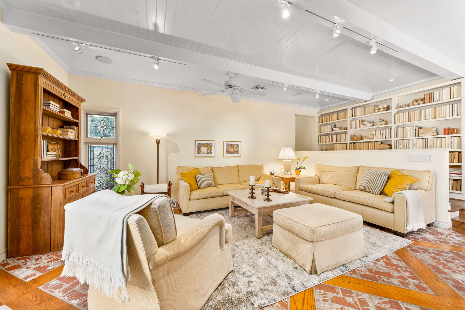 11157 Sarah St, Toluca Lake