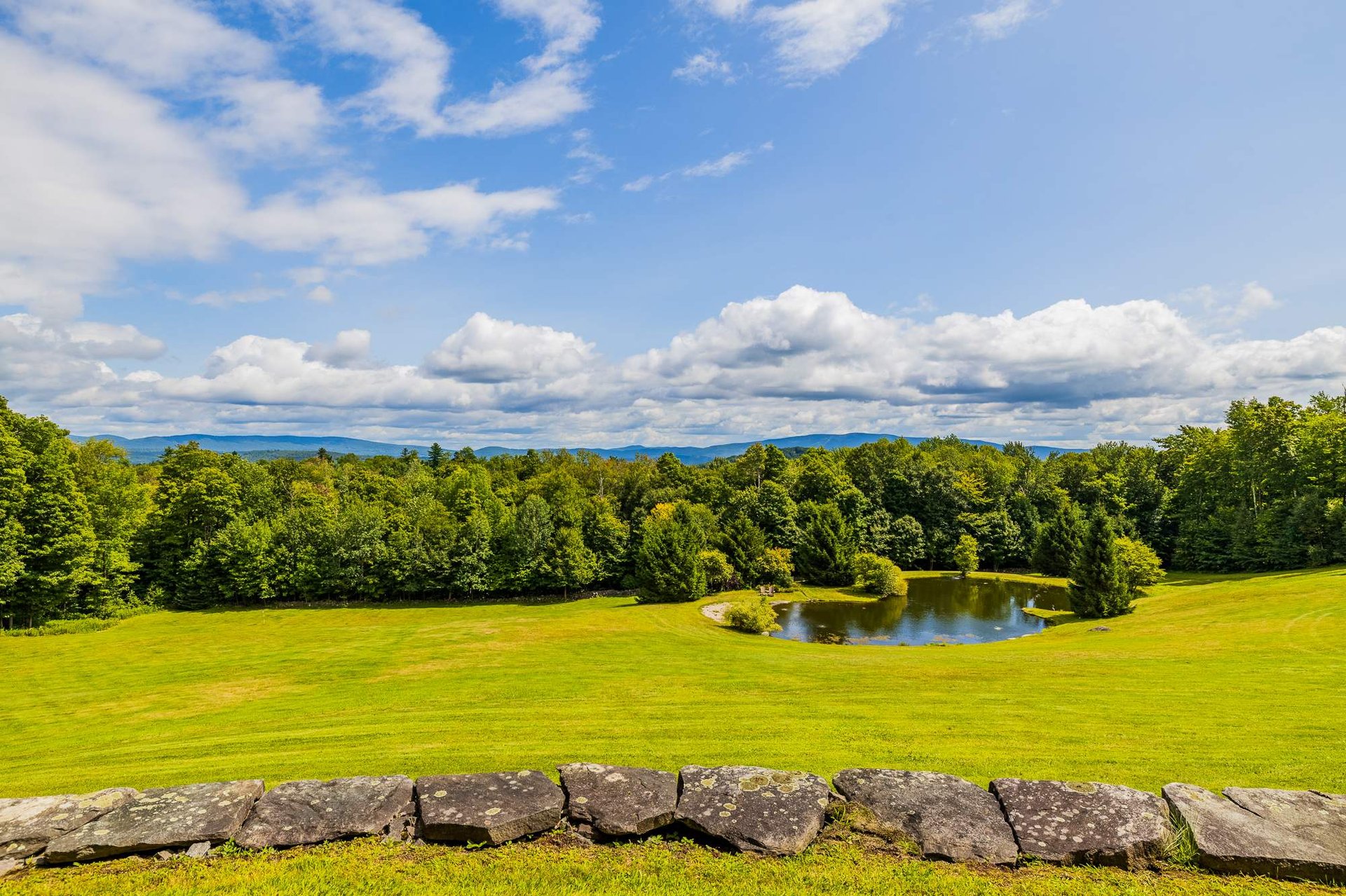 Exclusive Mountain Log Home - Monthly Rental Avail.