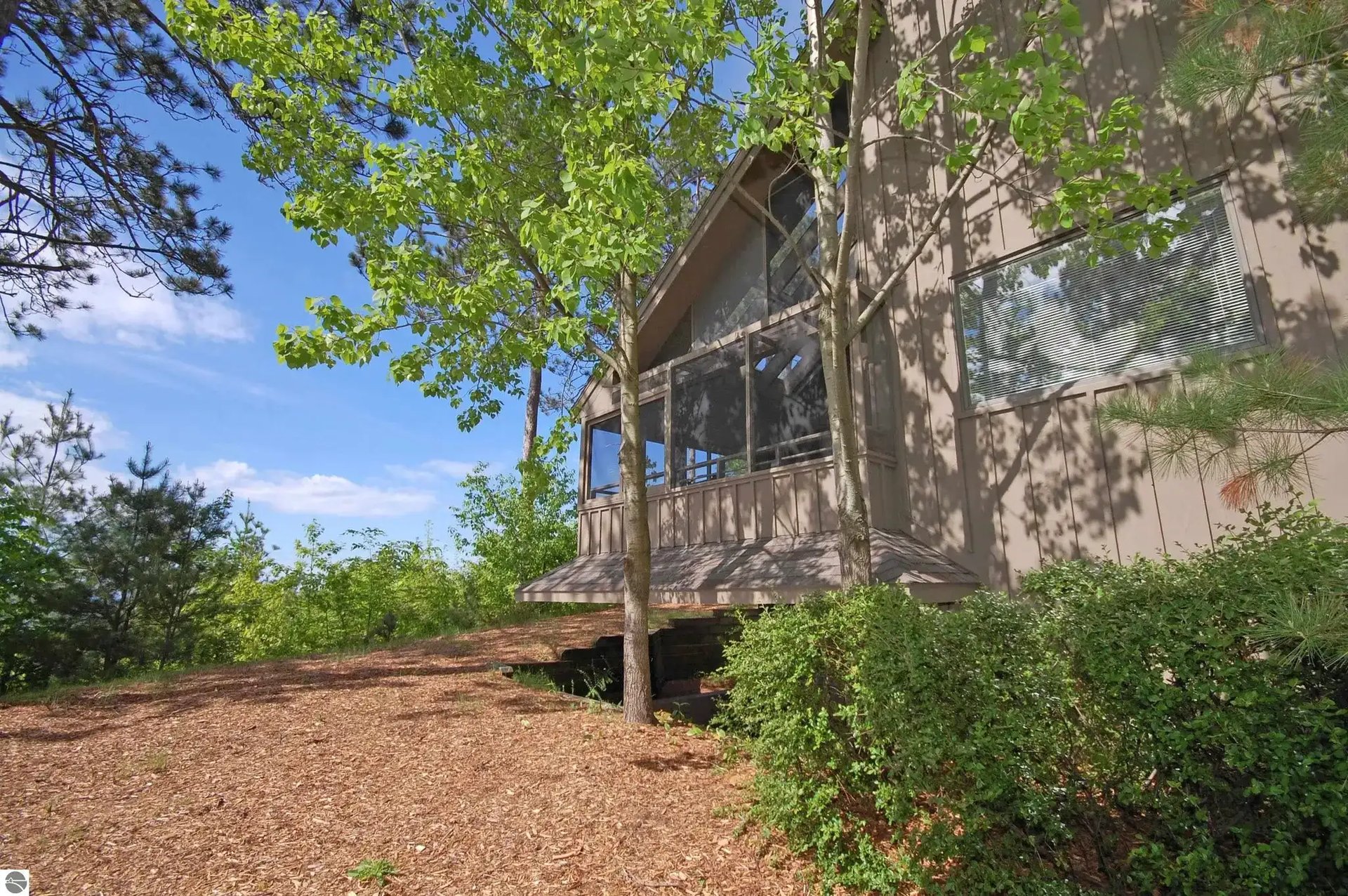 64 Hawks Nest St