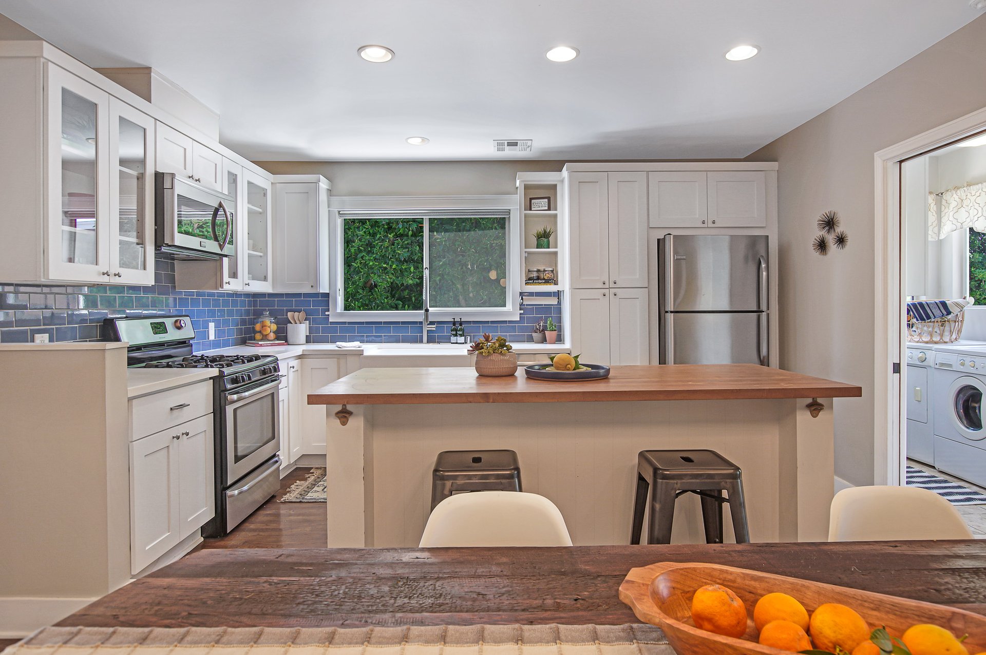 BEAUTIFUL & BRIGHT circa-1920's Craftsman "Cal-Bungalow" Home in Larchmont Village.