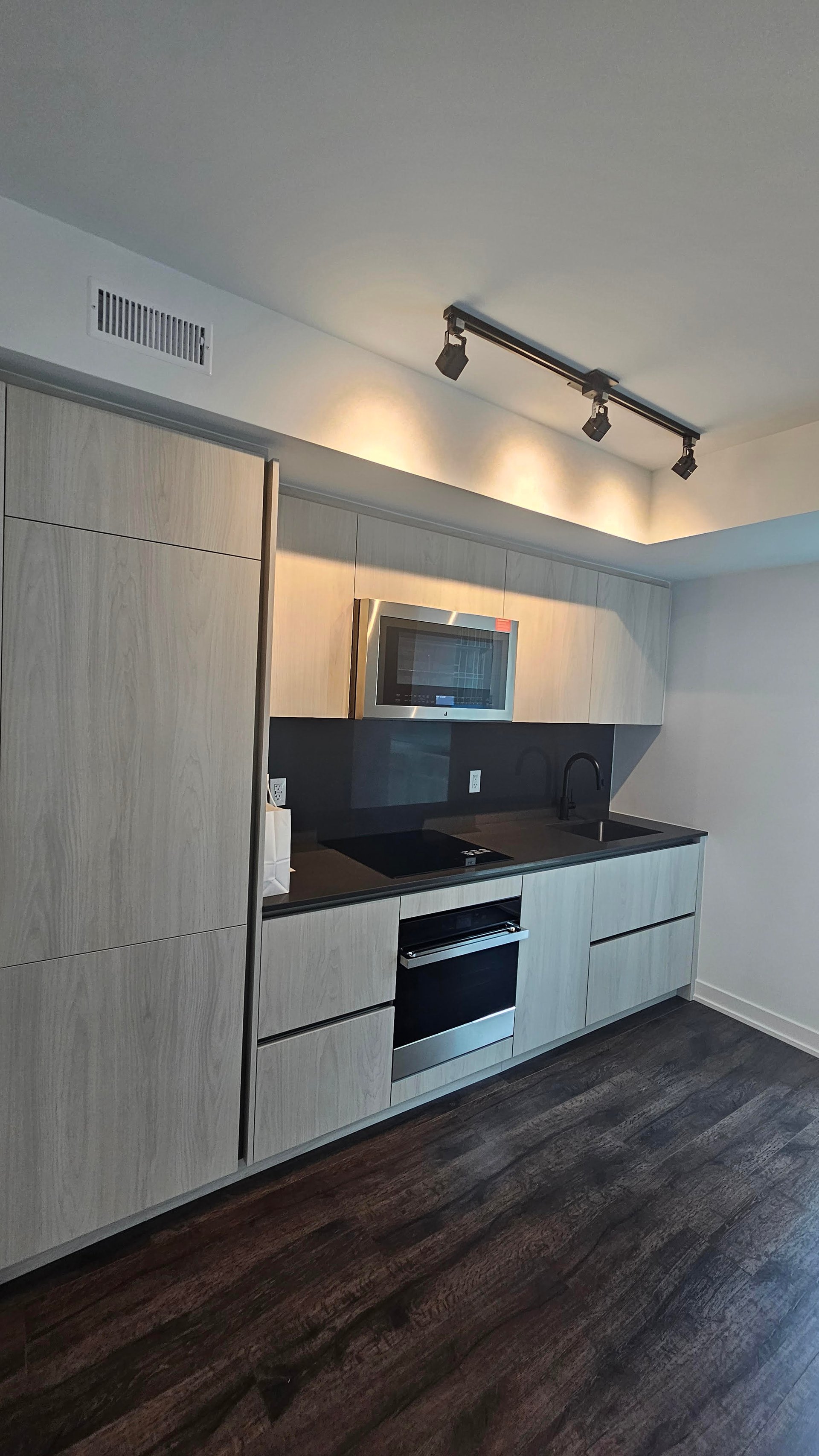 327 King St W, Unit 702