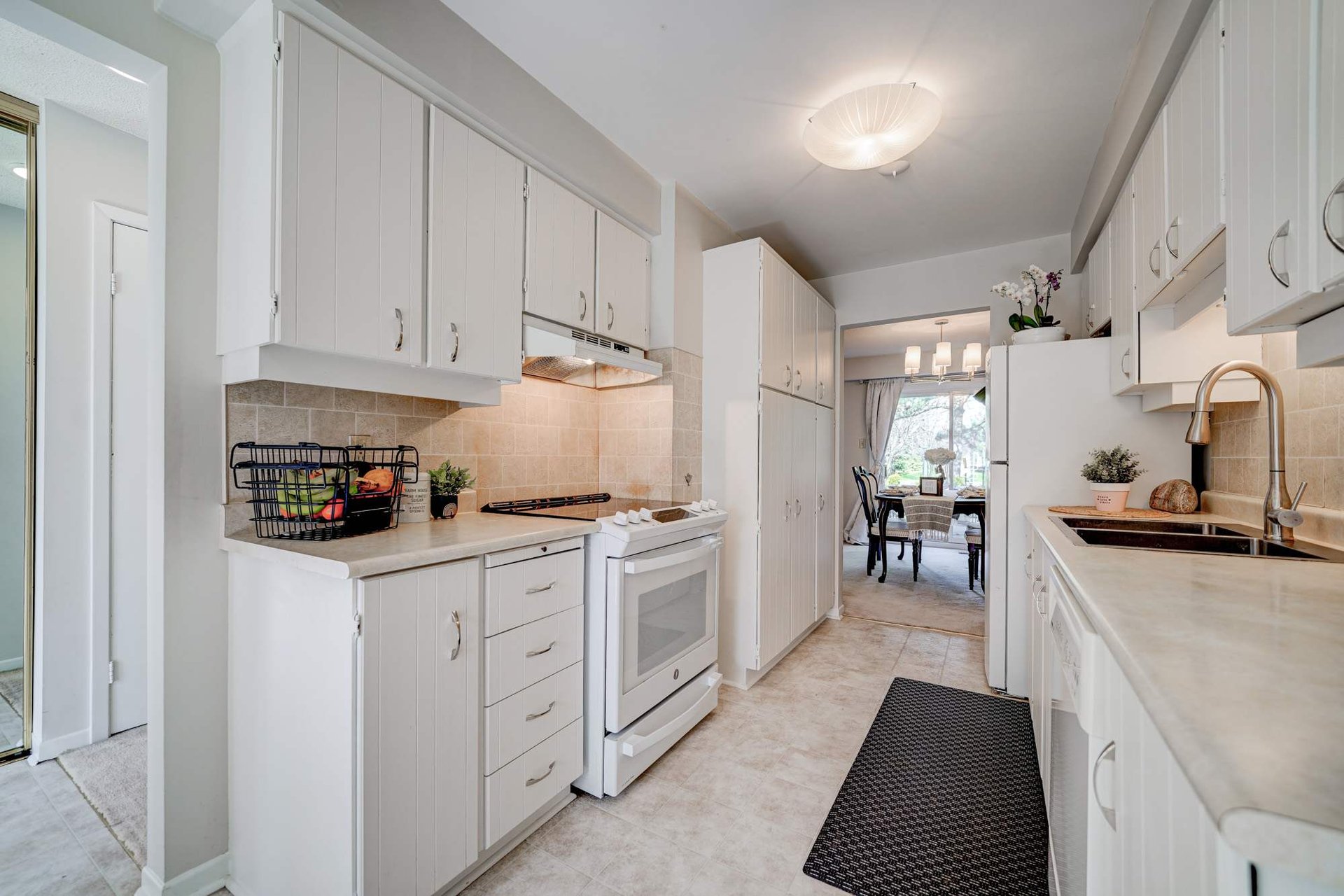 1087 Runnymead Cres