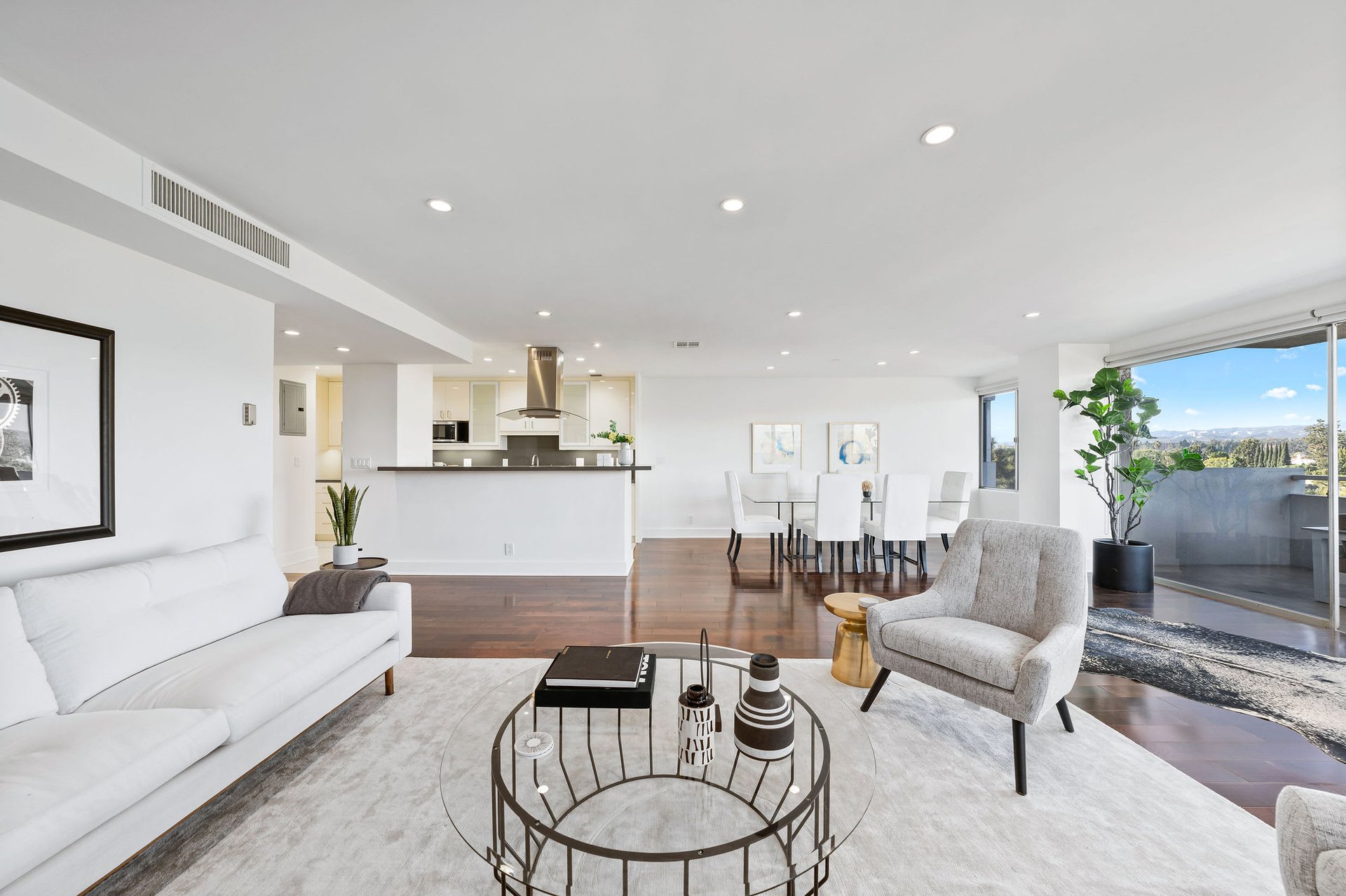The Comstock #8A, Wilshire Corridor