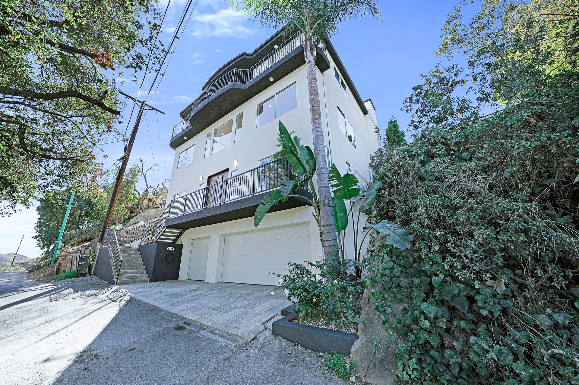 Immaculate & Turnkey Contemporary Home in Hollywood Hills