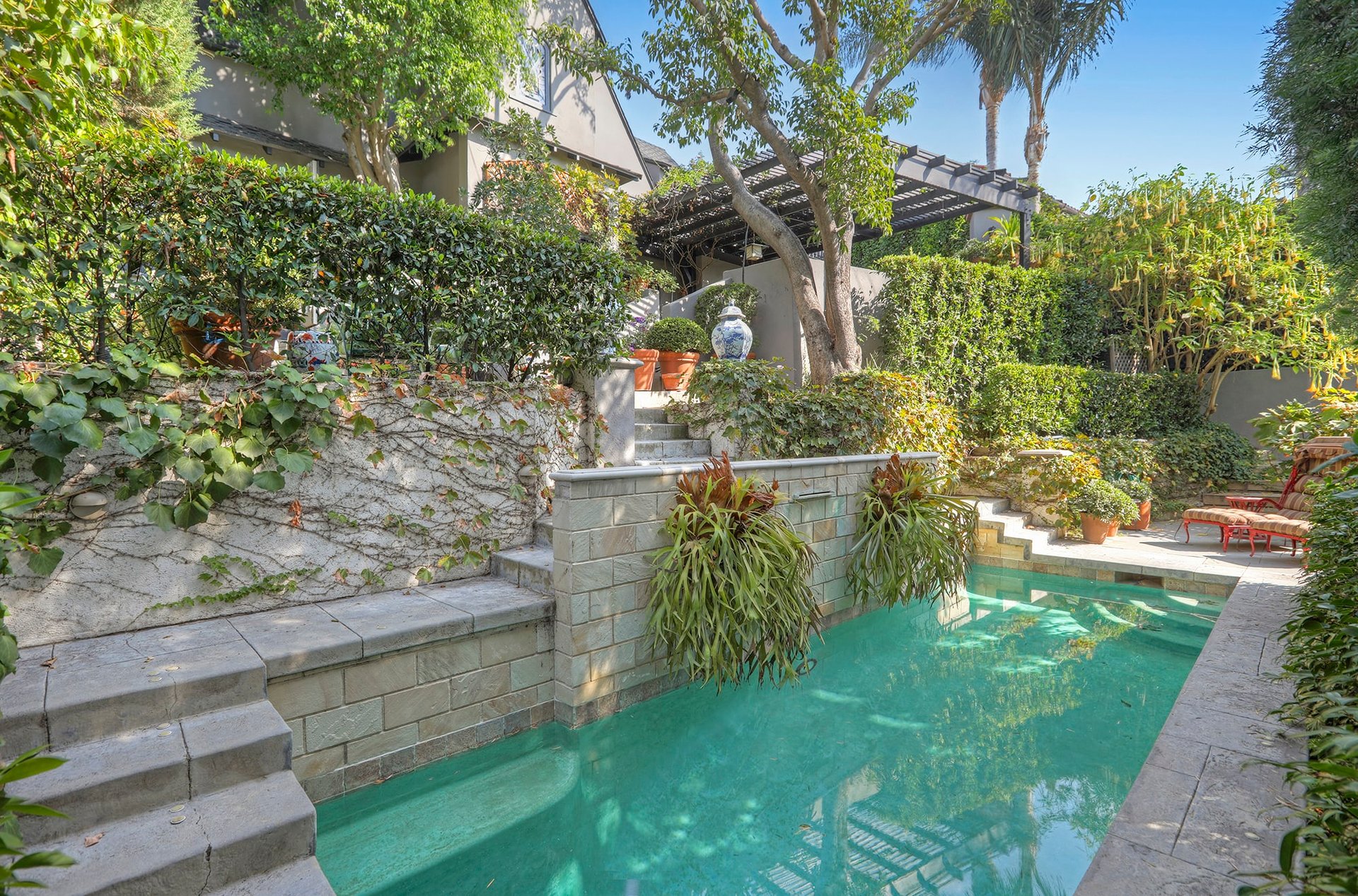   2471 Hollyridge Dr