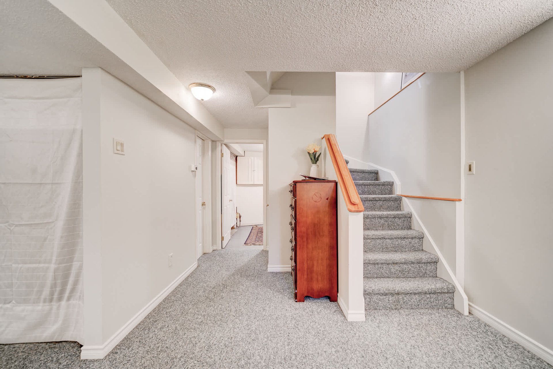 1087 Runnymead Cres