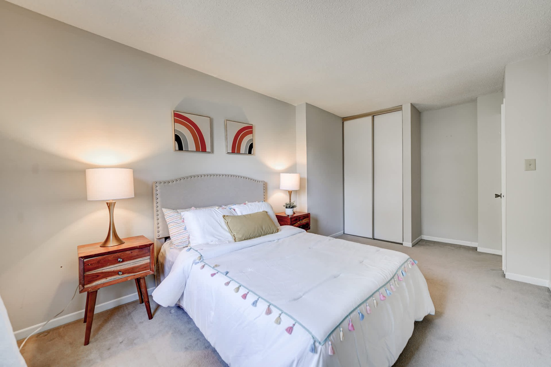 1087 Runnymead Cres