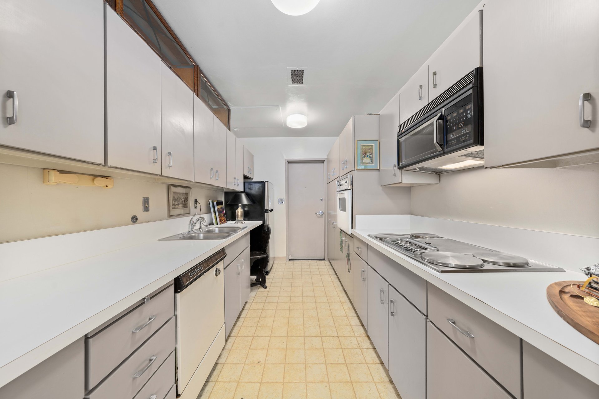 The Comstock #1B, Wilshire Corridor