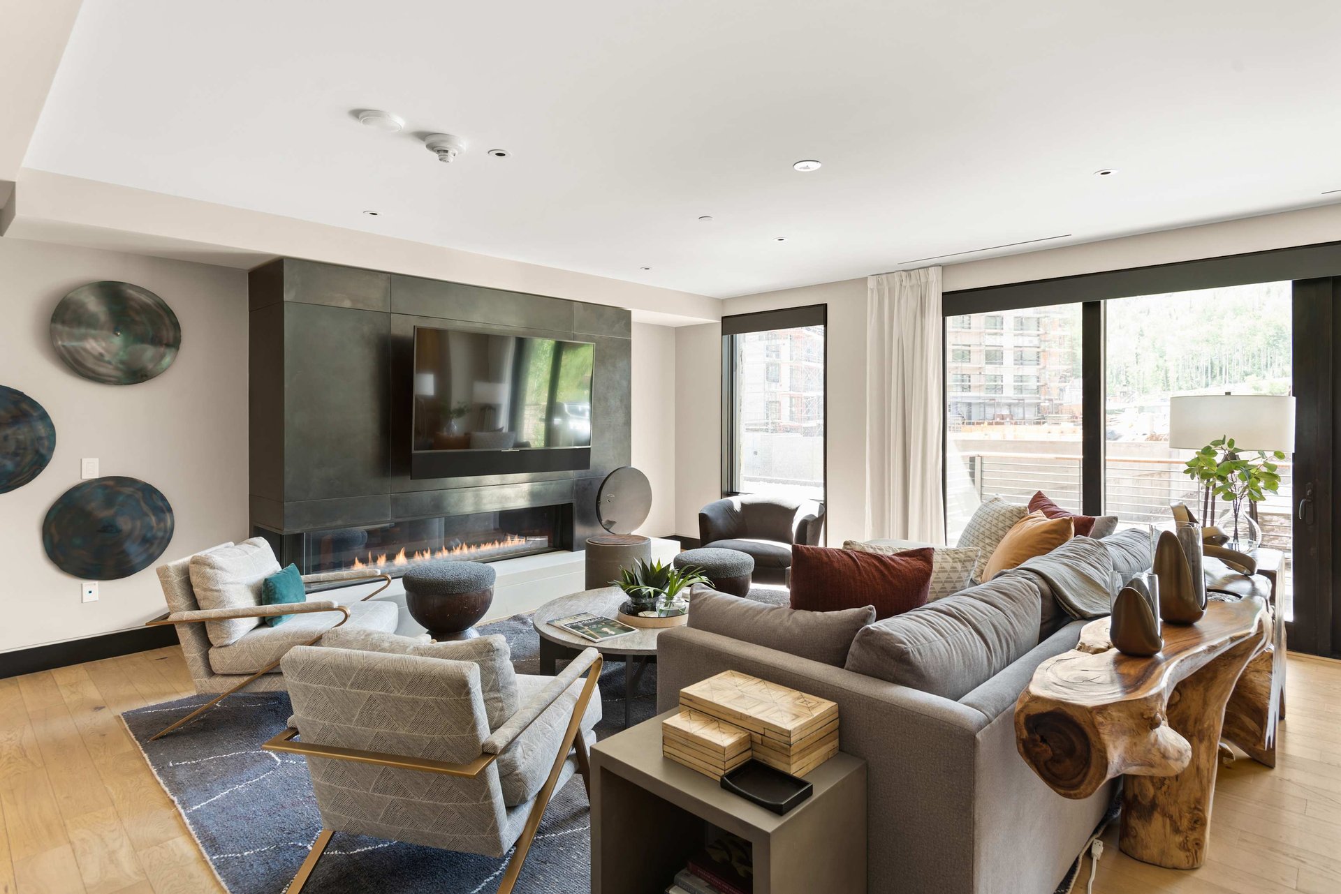 Mountain Living with this Contemporary ski-in/ski-out luxury Condo 
