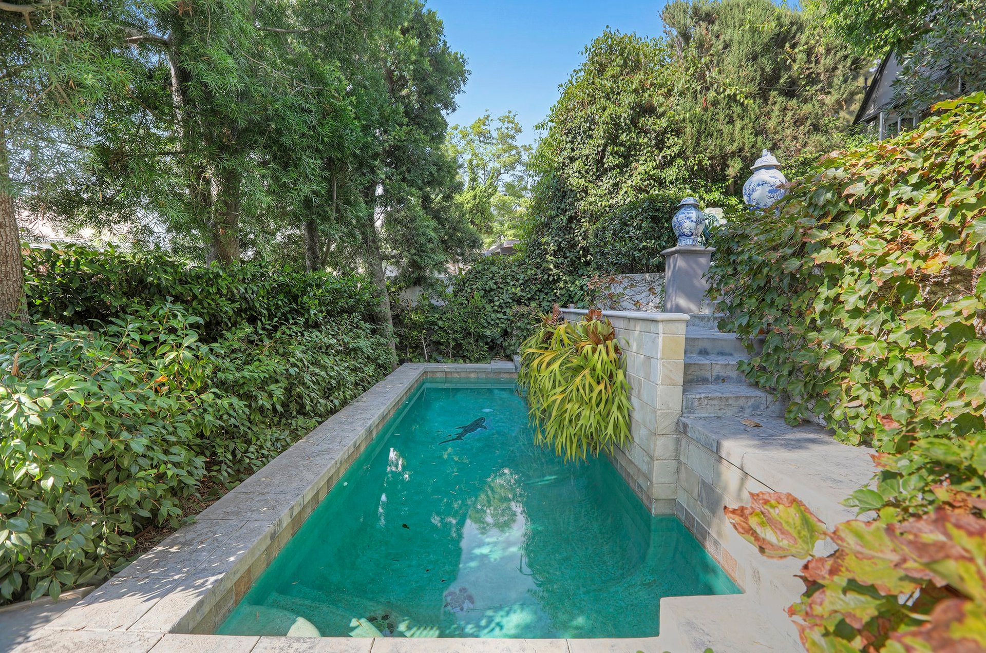   2471 Hollyridge Dr