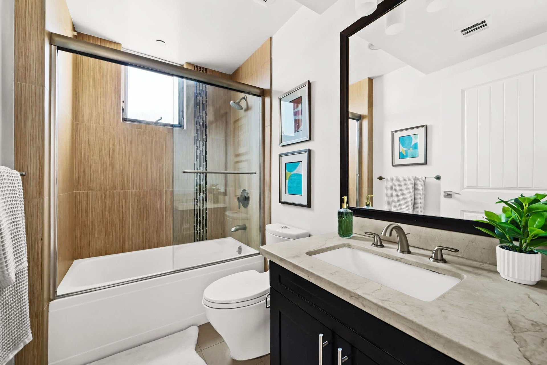 Stylish Turnkey Unit in Prime Miracle Mile