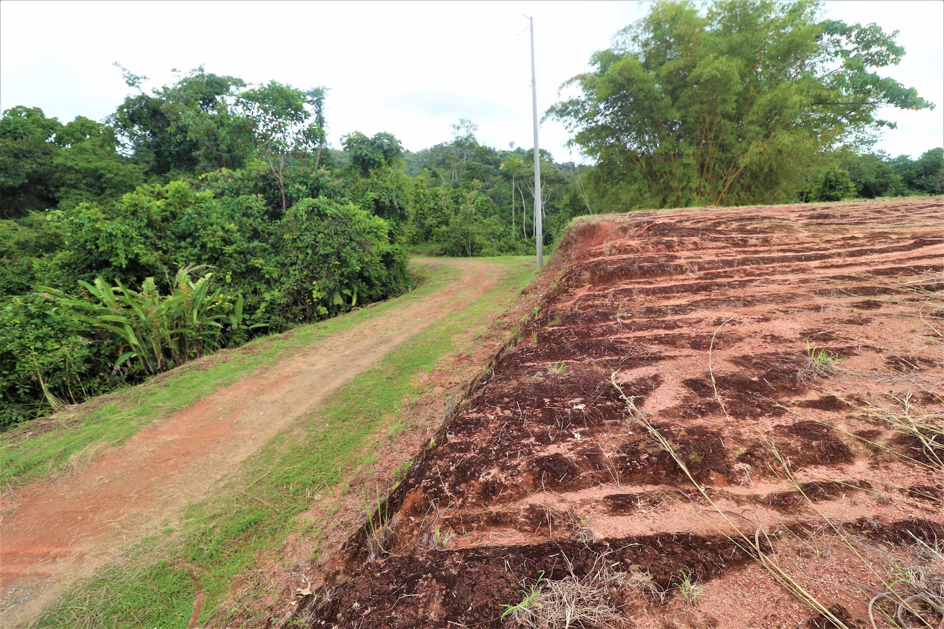 9 acres property with 360 panoramic views and 80m highway frontage