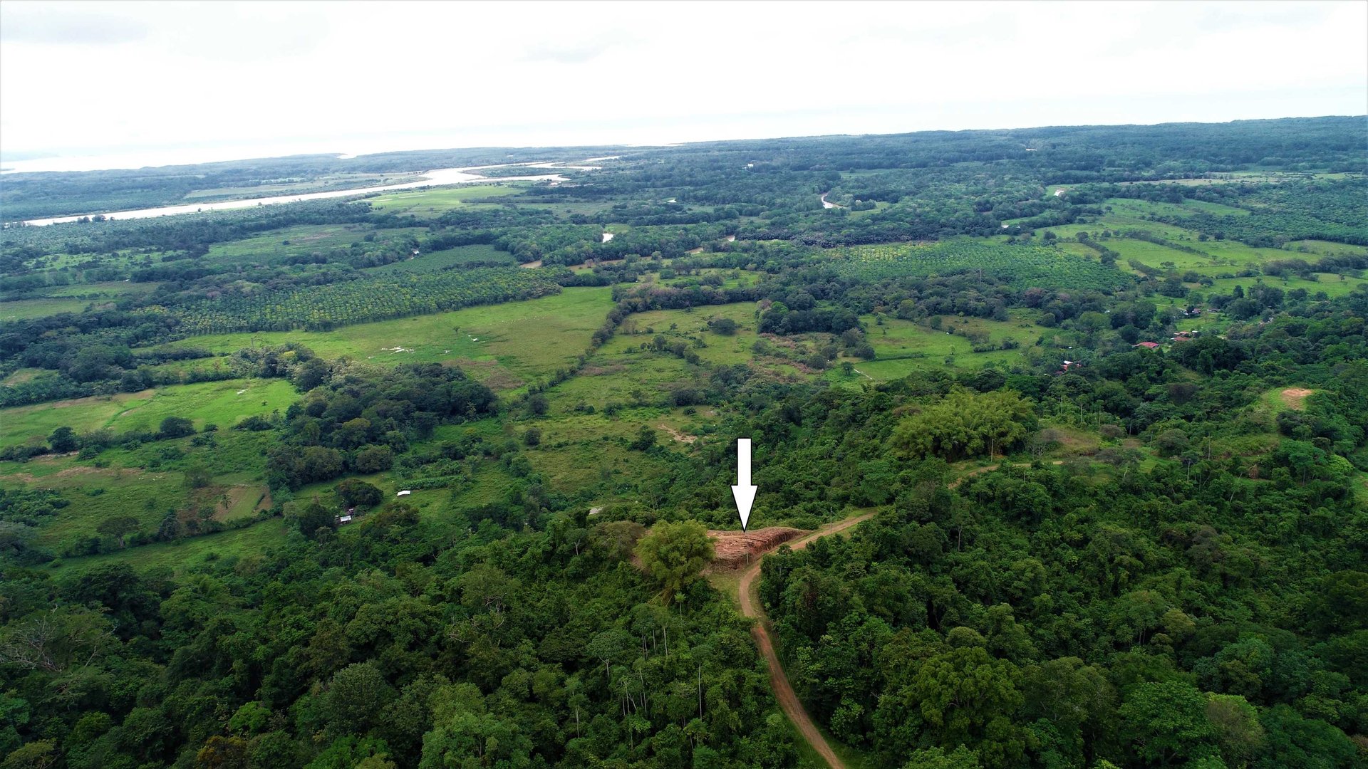 9 acres property with 360 panoramic views and 80m highway frontage