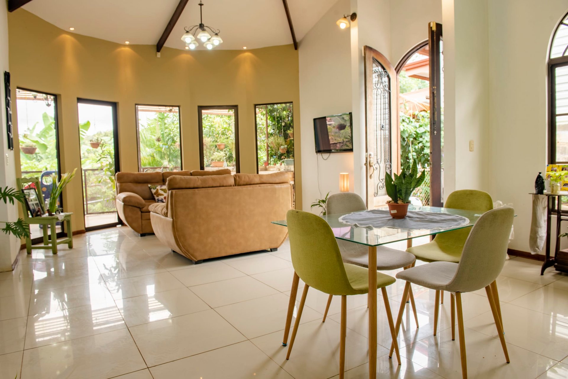 Costa Rican Gem: Spacious 4BR Home with Fruit Trees, Fully Furnished