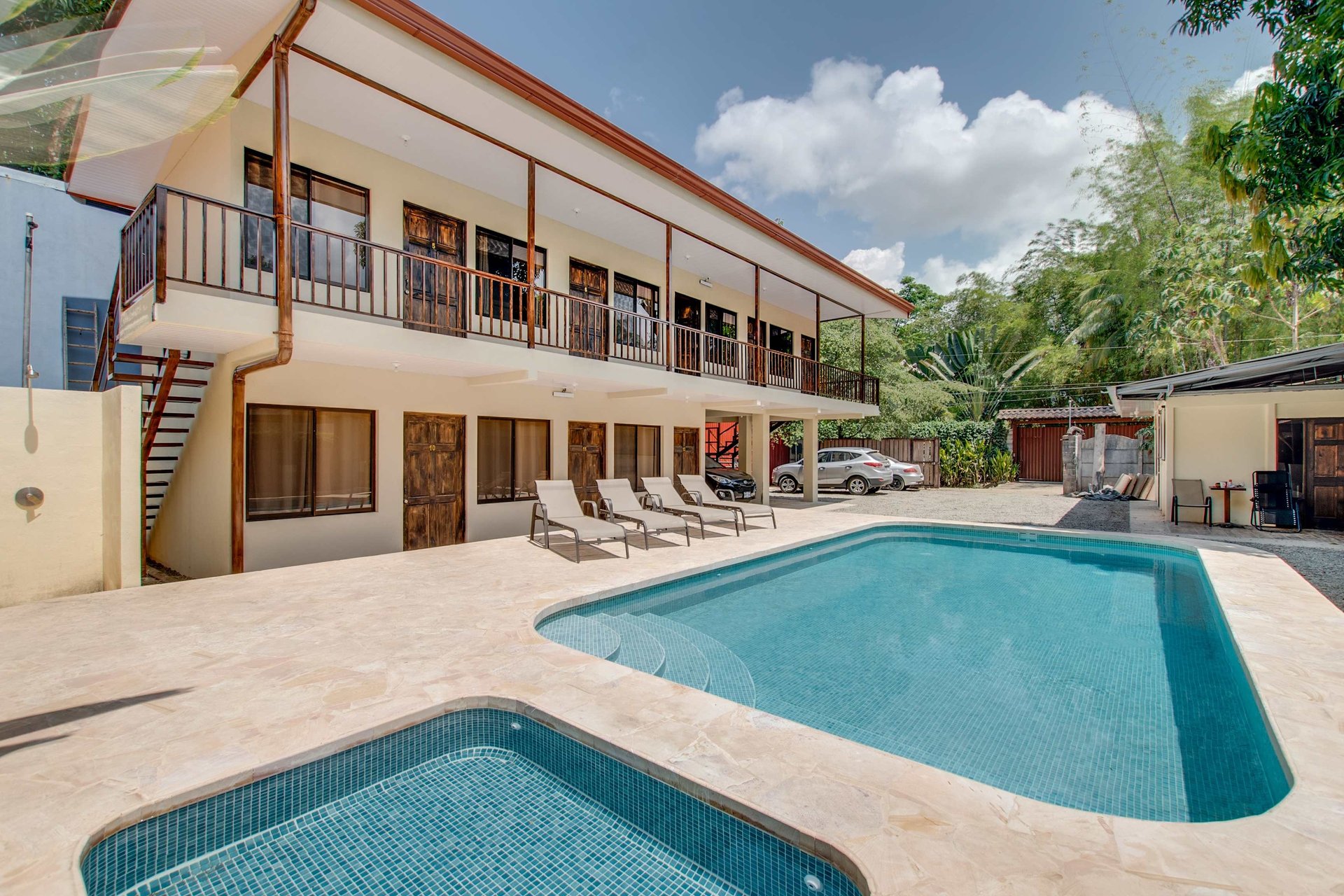 A highly-rated and high-occupancy resort with a hotel, cabins, on-site restaurant and a pool an easy 5-minute walk from PLAYA UVITA and Marino Ballena National Park!