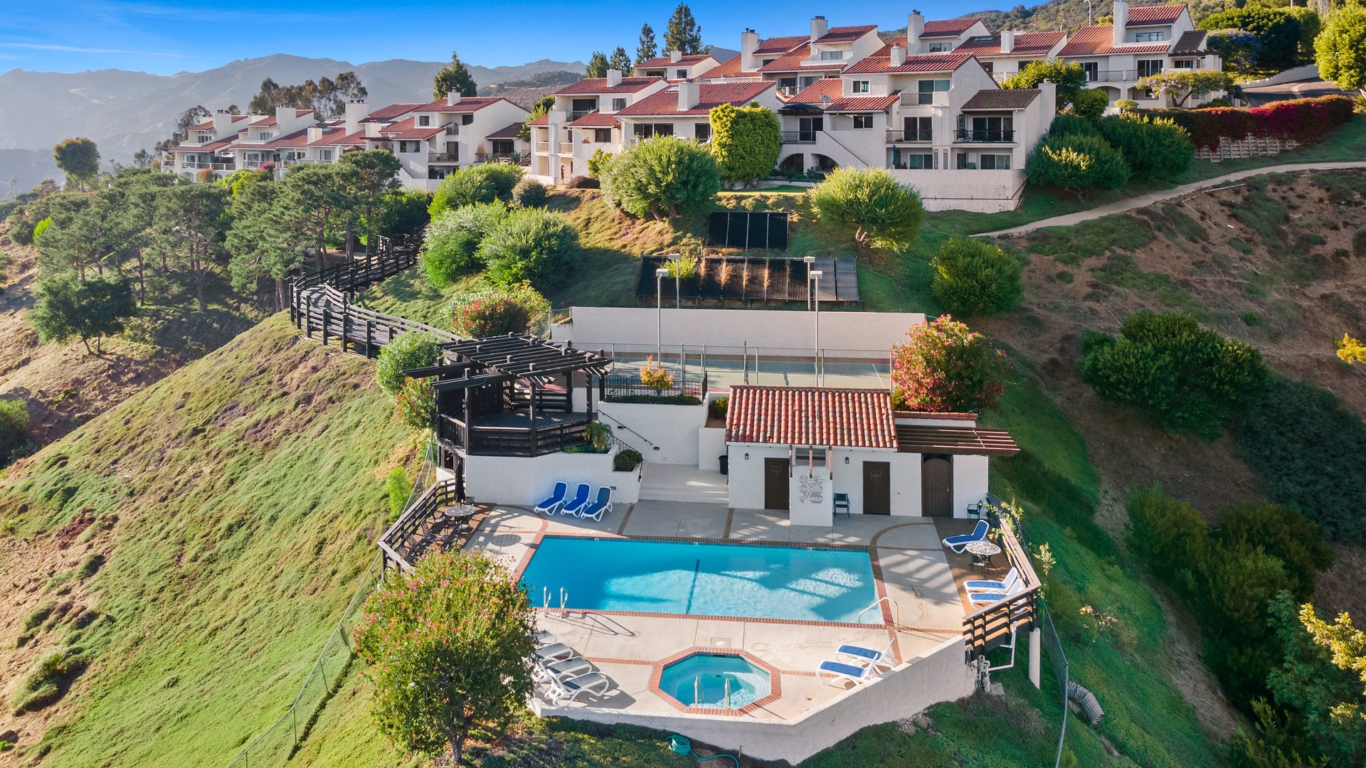 1916 Palisades Dr