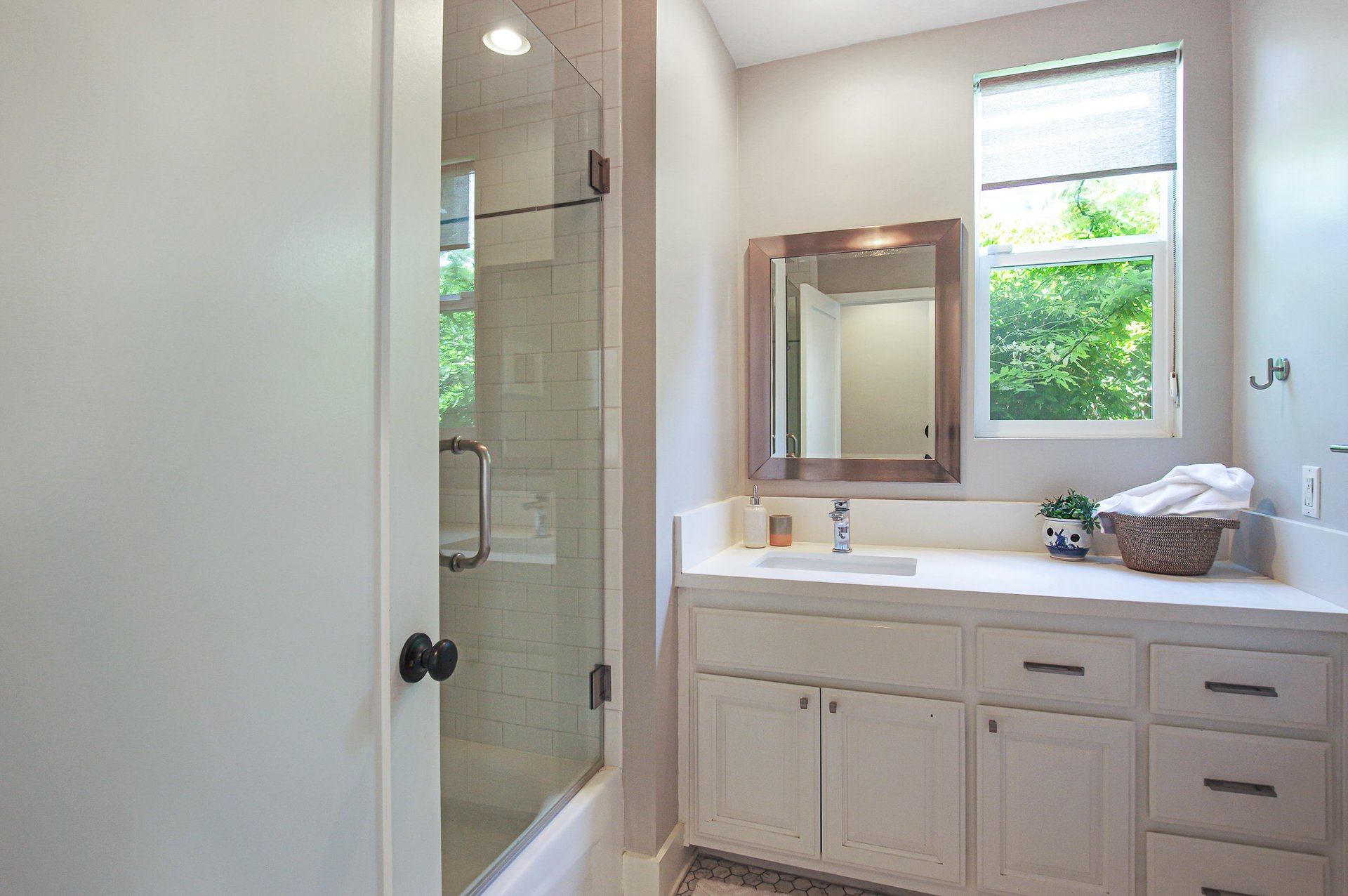 BEAUTIFUL & BRIGHT circa-1920's Craftsman "Cal-Bungalow" Home in Larchmont Village.