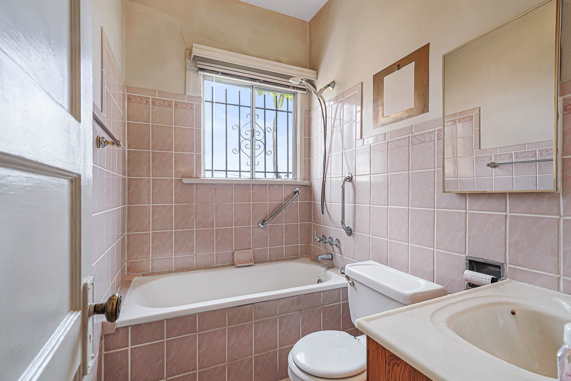 Mid-City duplex is calling on investors and owner occupiers!!