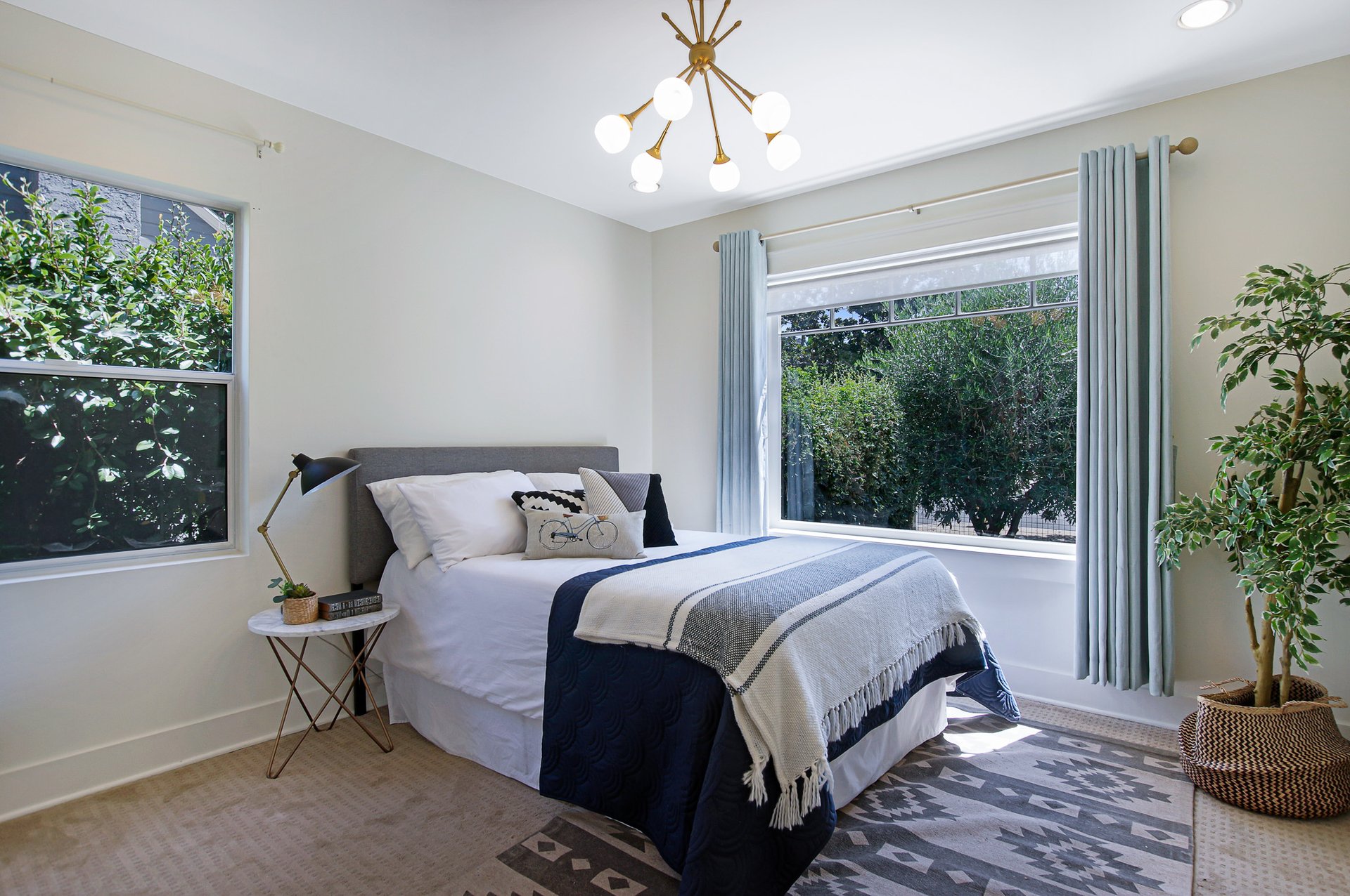 BEAUTIFUL & BRIGHT circa-1920's Craftsman "Cal-Bungalow" Home in Larchmont Village.