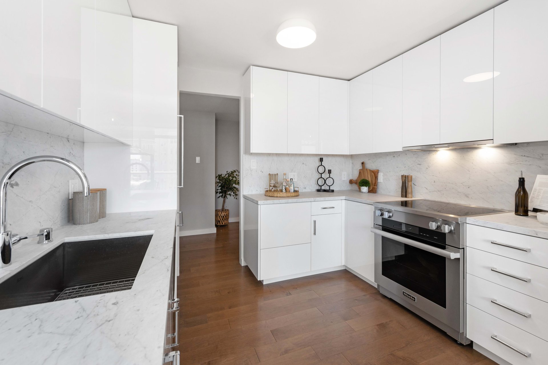 Just-Renovated Pacific Heights Condo With Southern Views