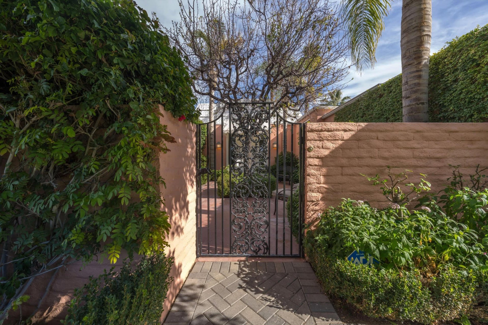 46950 Amir Dr
