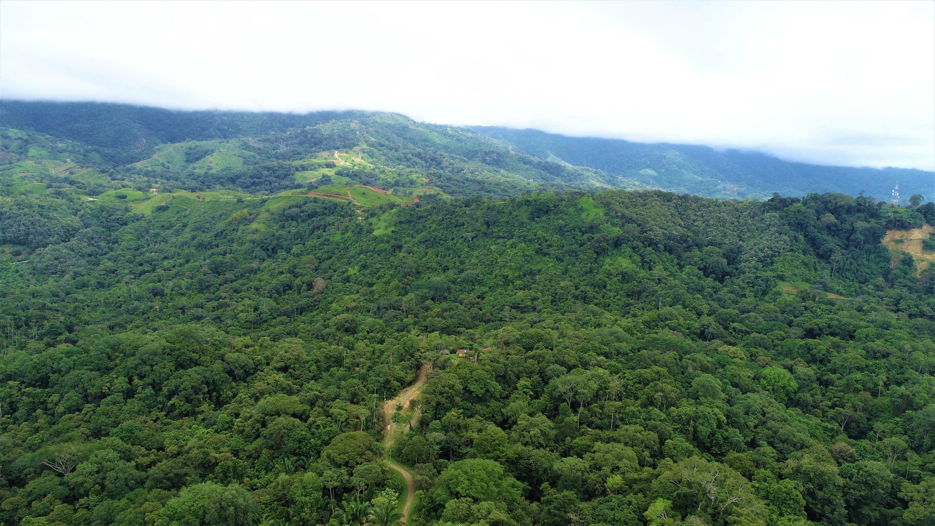 9 acres property with 360 panoramic views and 80m highway frontage