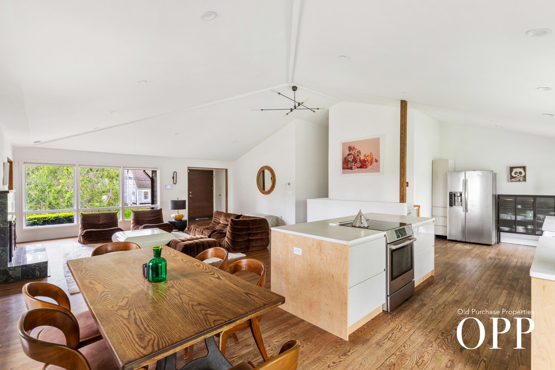 MID-CENTURY MODERN GEM IN THE HAMLET