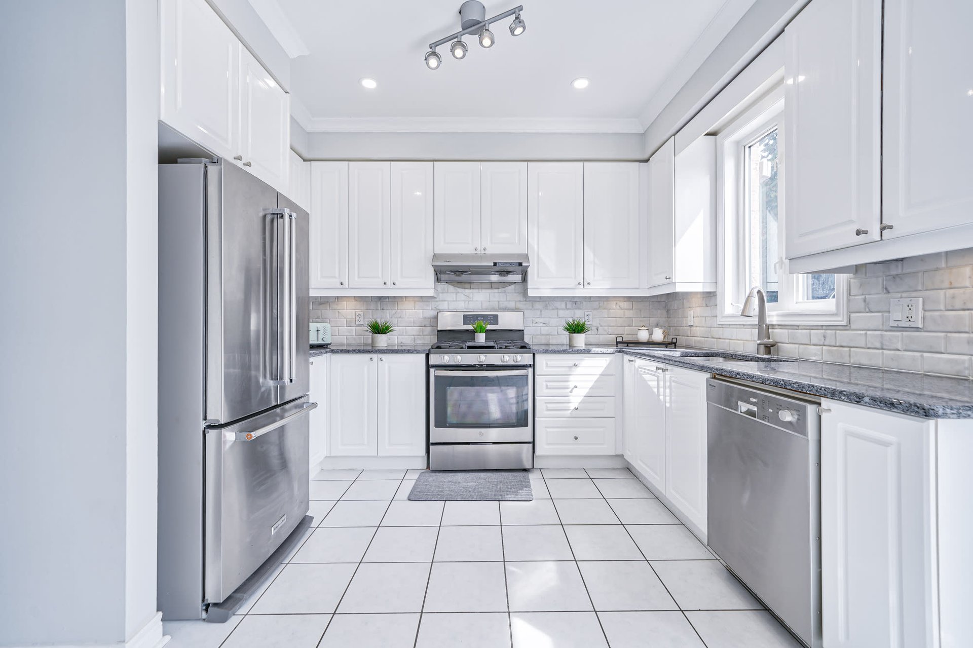 2164 Highcliffe Way