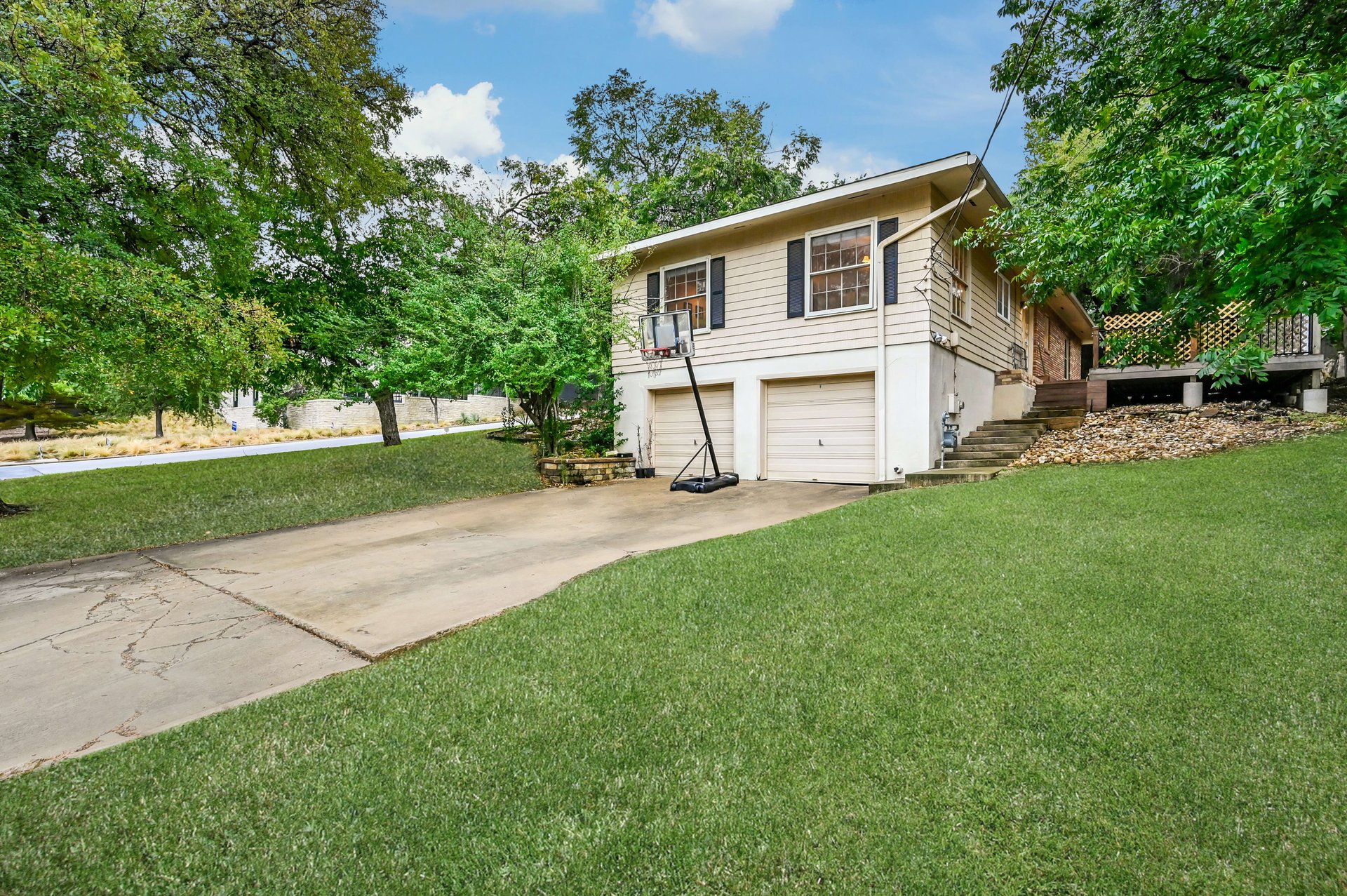 2506 Hillview Road 