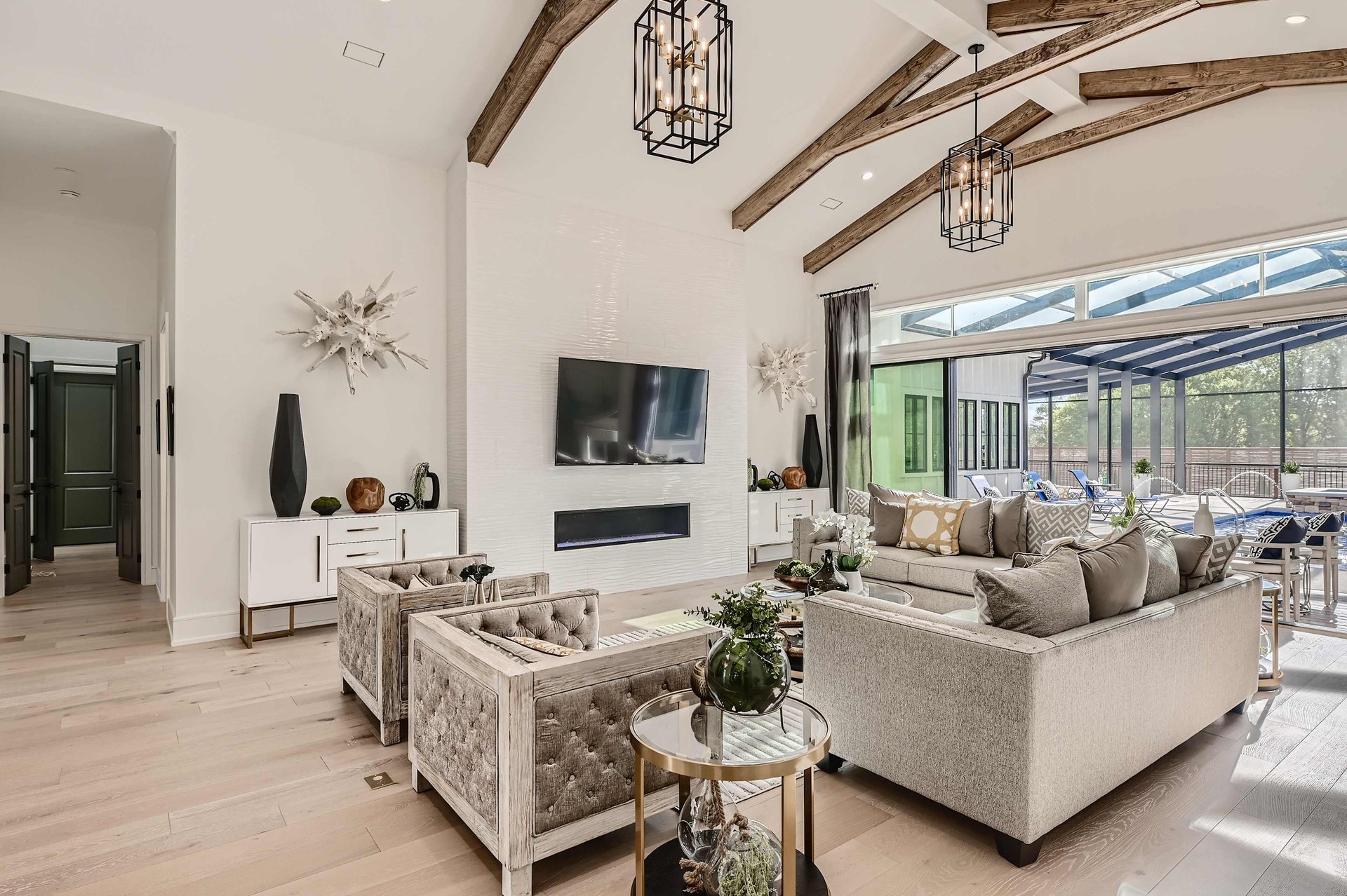 Komar Luxe Compound