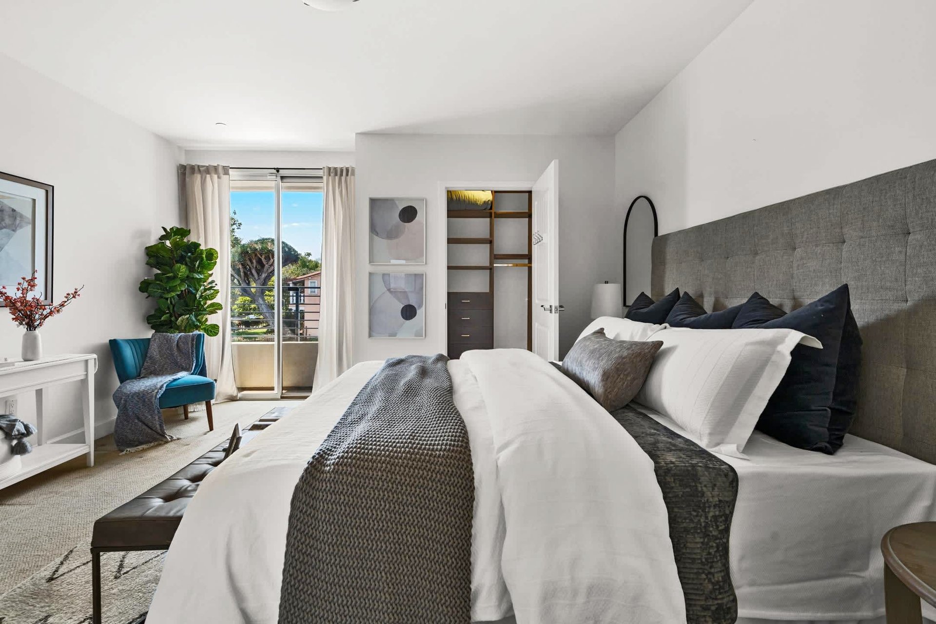 Stylish Turnkey Unit in Prime Miracle Mile