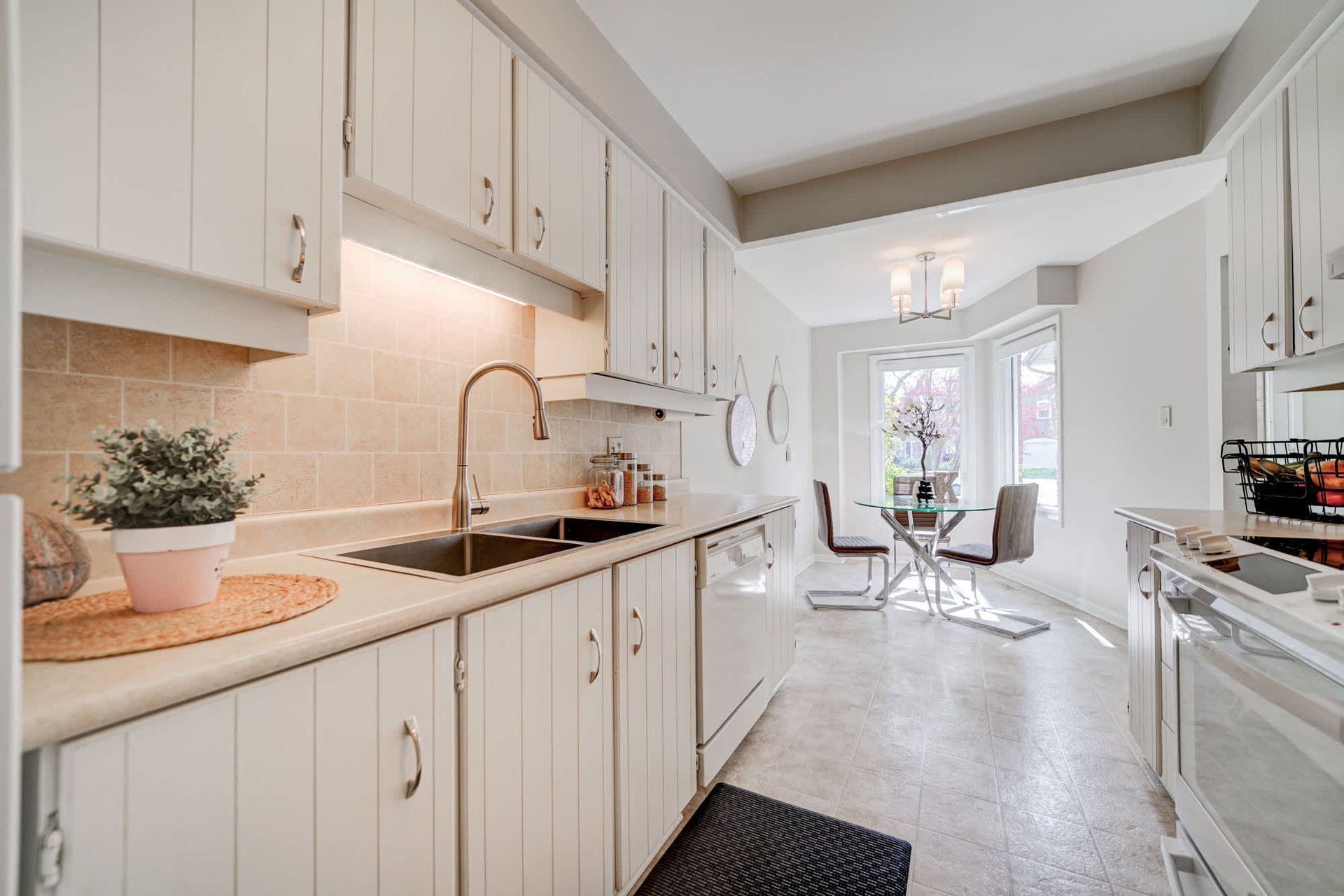 1087 Runnymead Cres