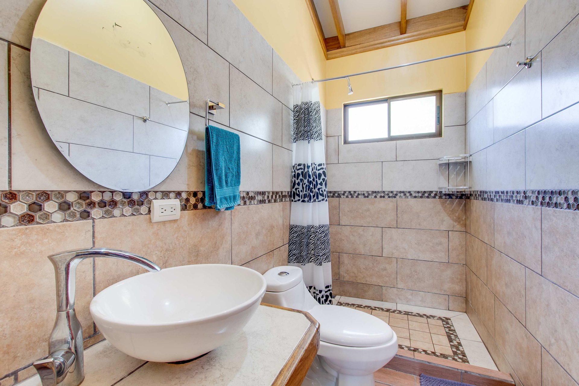 A highly-rated and high-occupancy resort with a hotel, cabins, on-site restaurant and a pool an easy 5-minute walk from PLAYA UVITA and Marino Ballena National Park!
