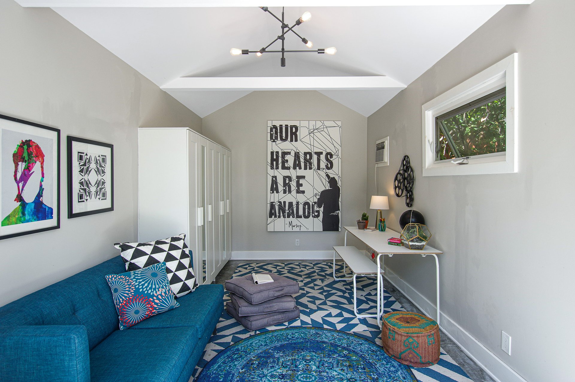BEAUTIFUL & BRIGHT circa-1920's Craftsman "Cal-Bungalow" Home in Larchmont Village.