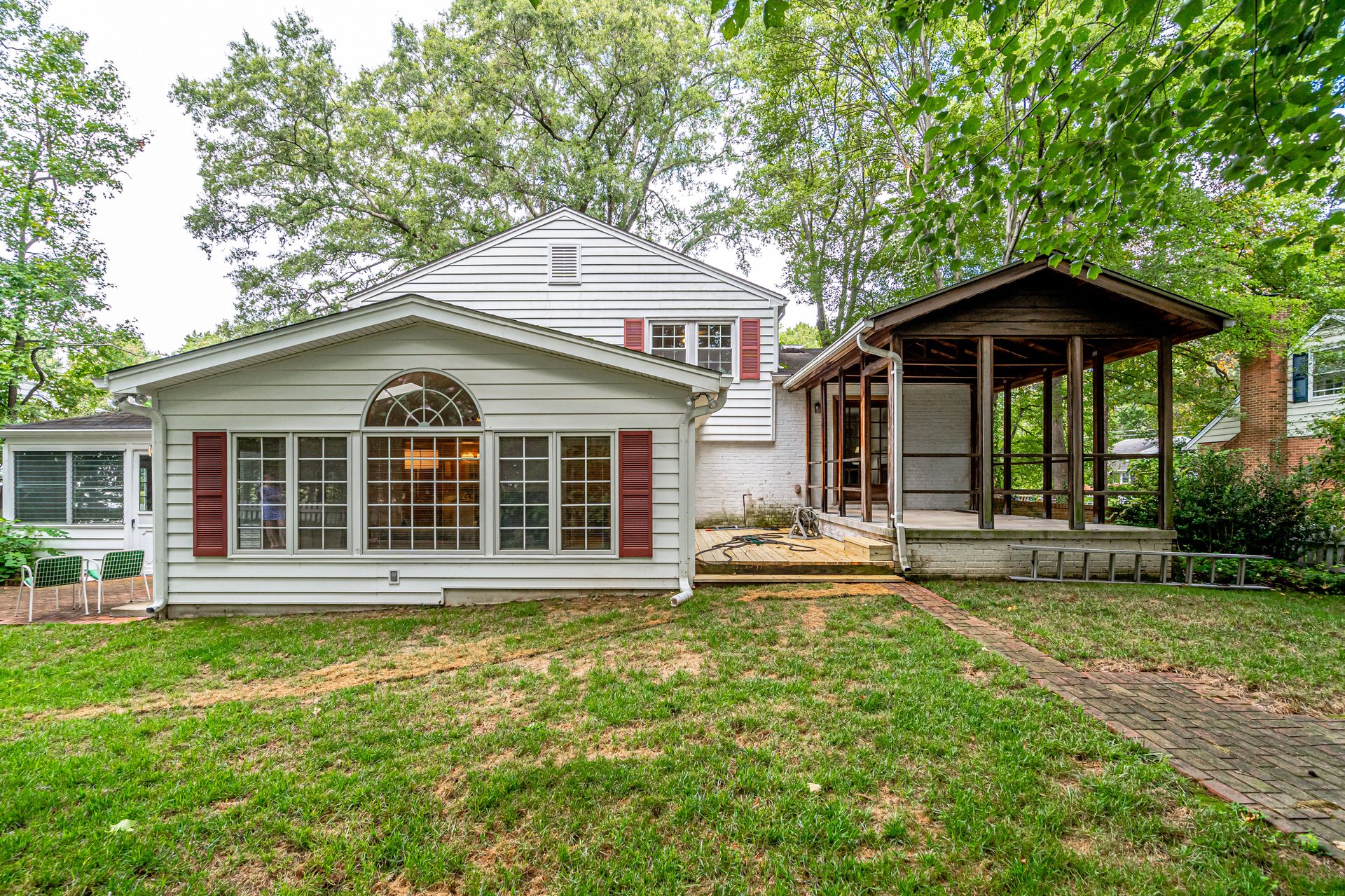8609 Cyrus Pl