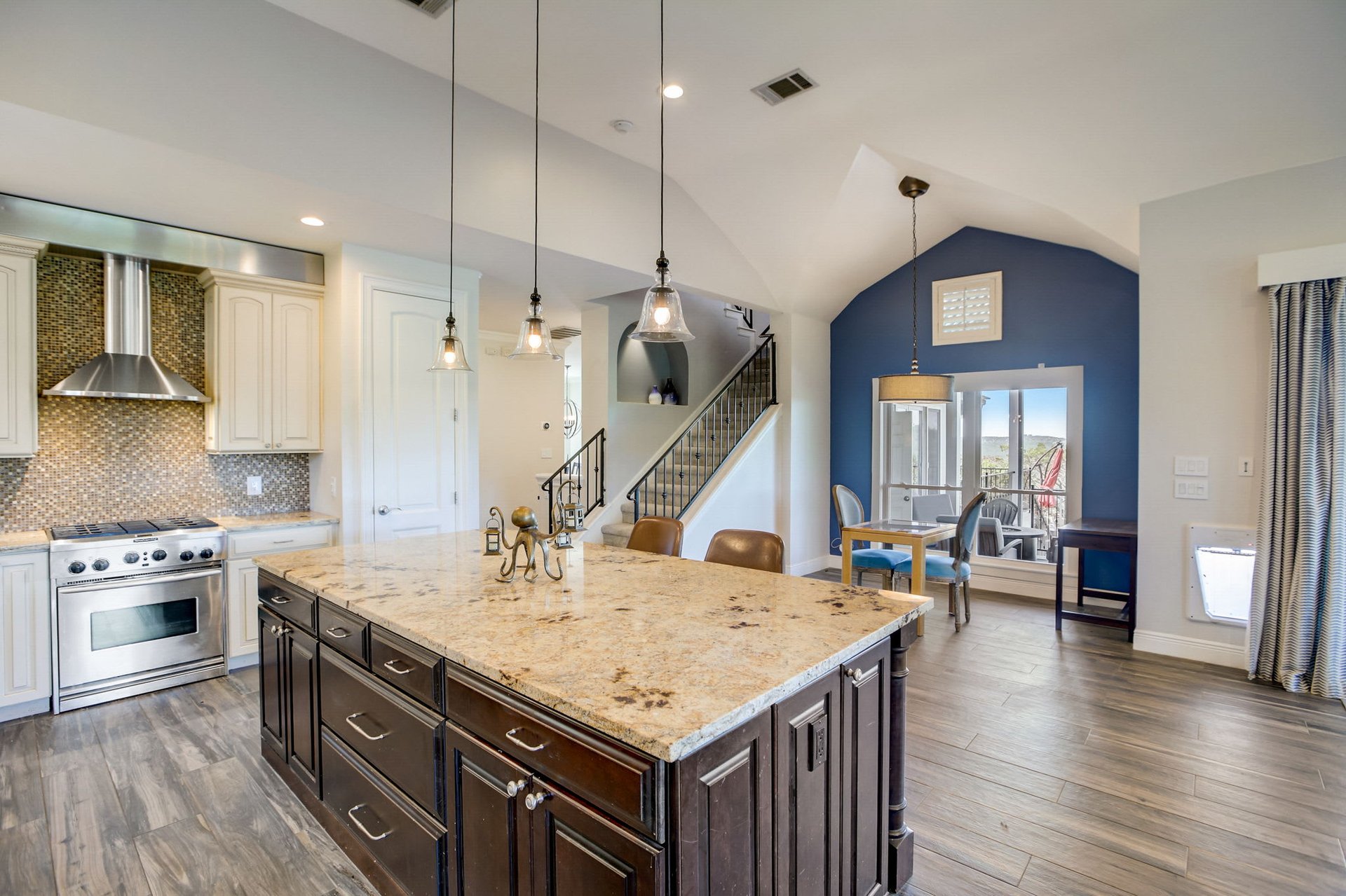 Hill Country Paradise: Luxurious 4/3 Home with Heated Pool/Spa and Spectacular Sunset Views in River Place!